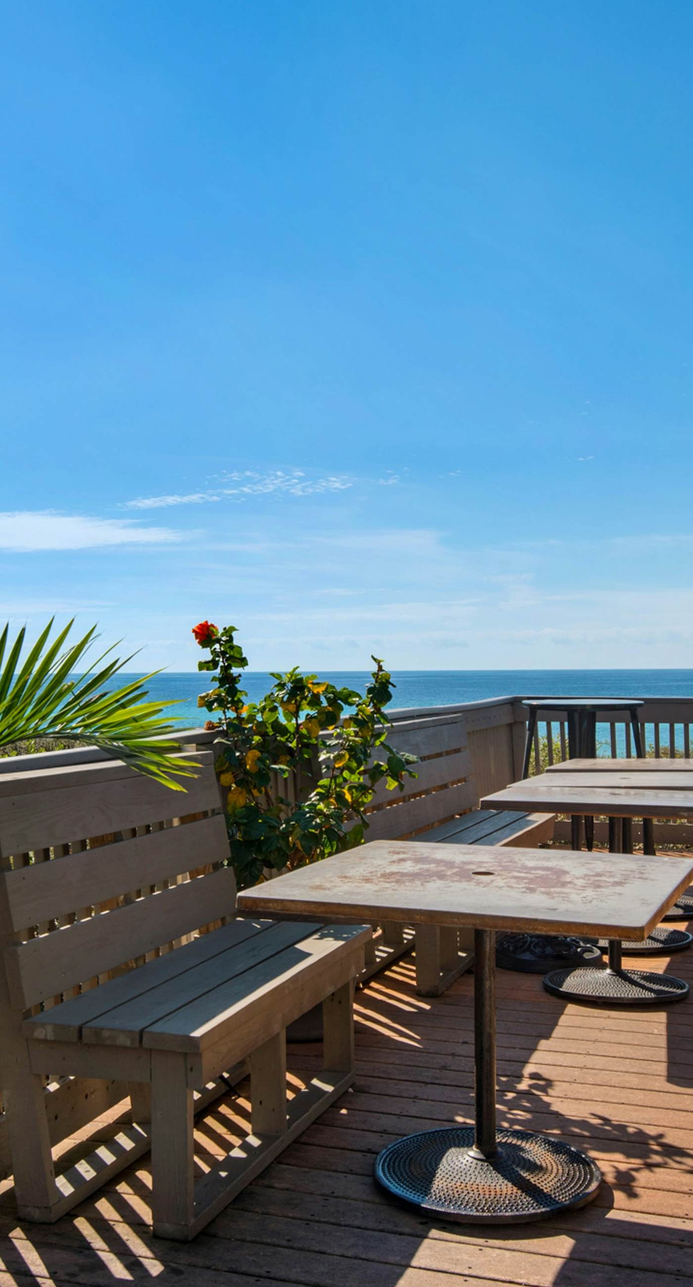 Elegant getaway with stunning view, lagoon pool & pickleball - close to shops