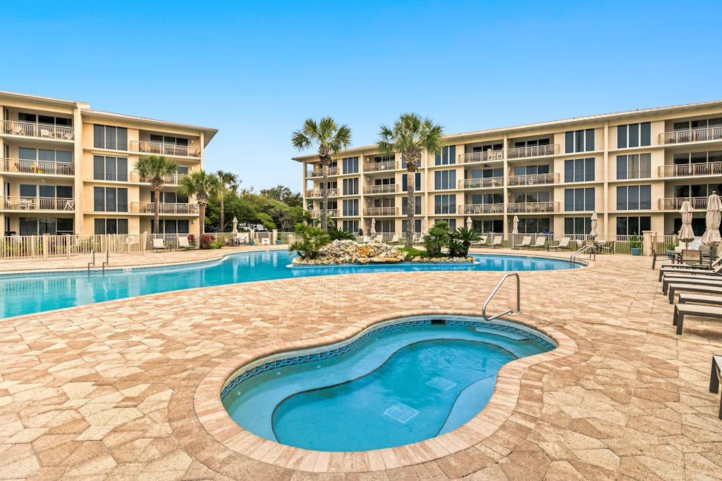 Gorgeous beach condo with furnished balcony, panoramic view & pickleball