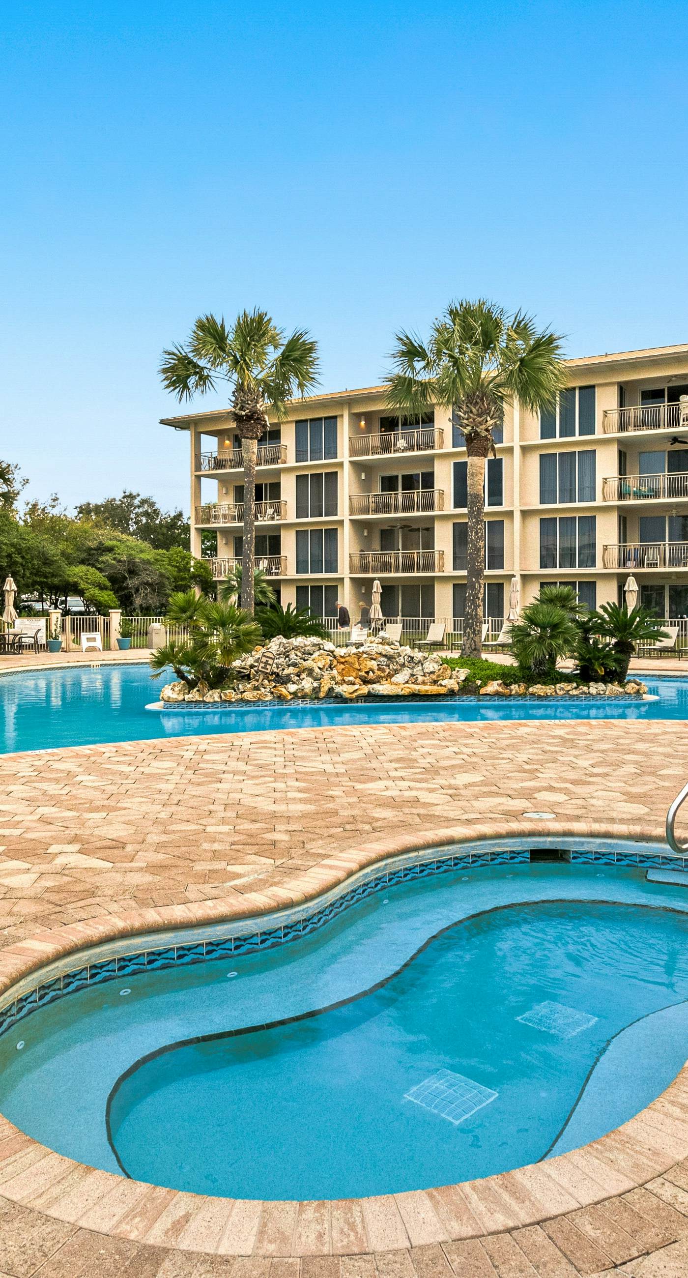 Gorgeous beach condo with furnished balcony, panoramic view & pickleball