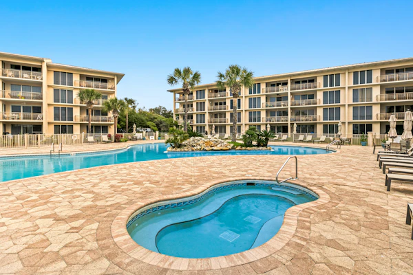 Gorgeous beach condo with furnished balcony, panoramic view & pickleball