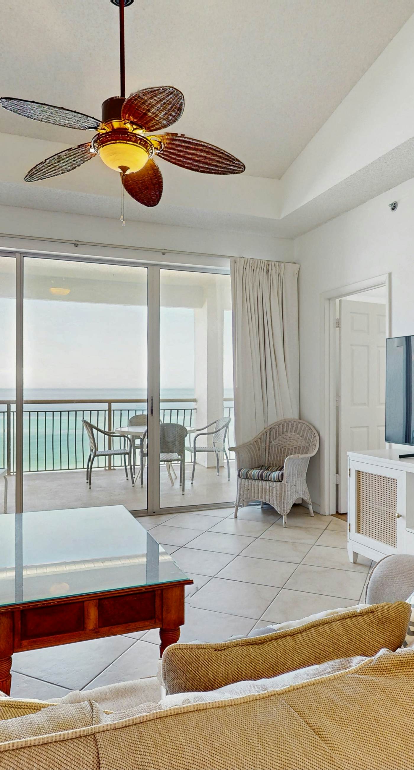 Gorgeous beach condo with furnished balcony, panoramic view & pickleball