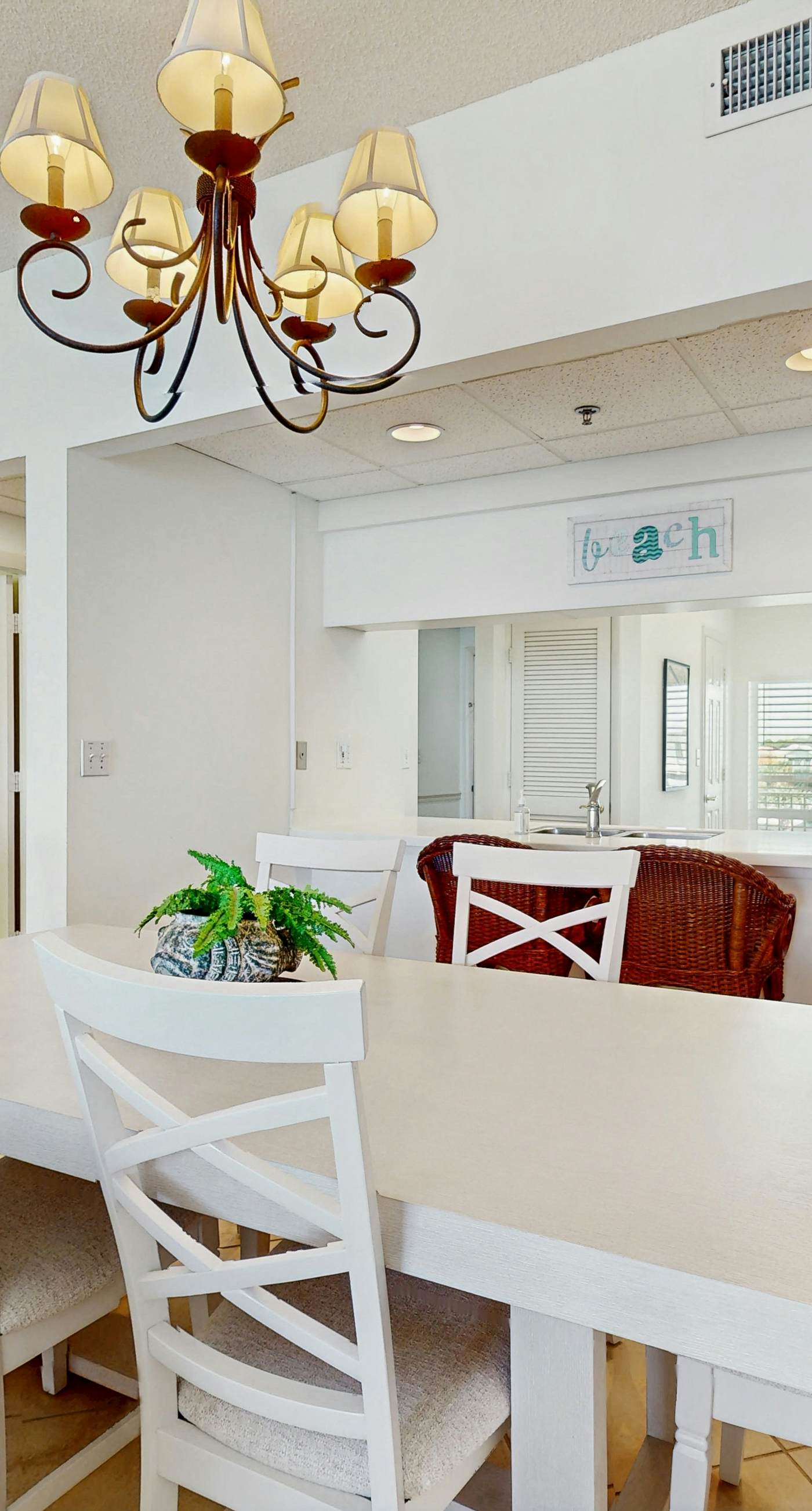 Gorgeous beach condo with furnished balcony, panoramic view & pickleball