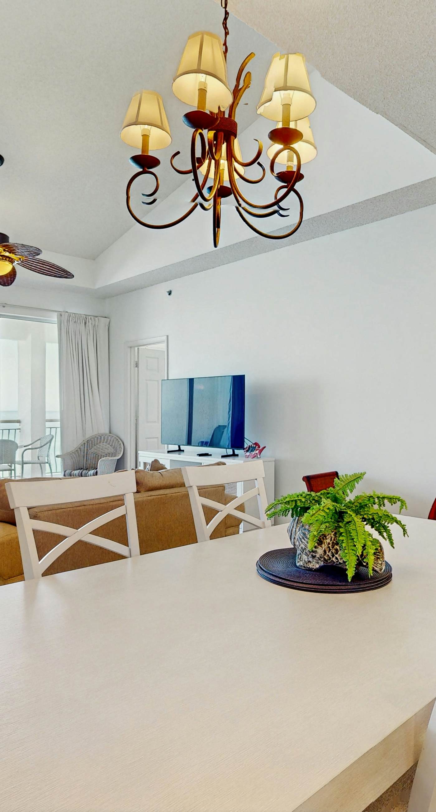 Gorgeous beach condo with furnished balcony, panoramic view & pickleball