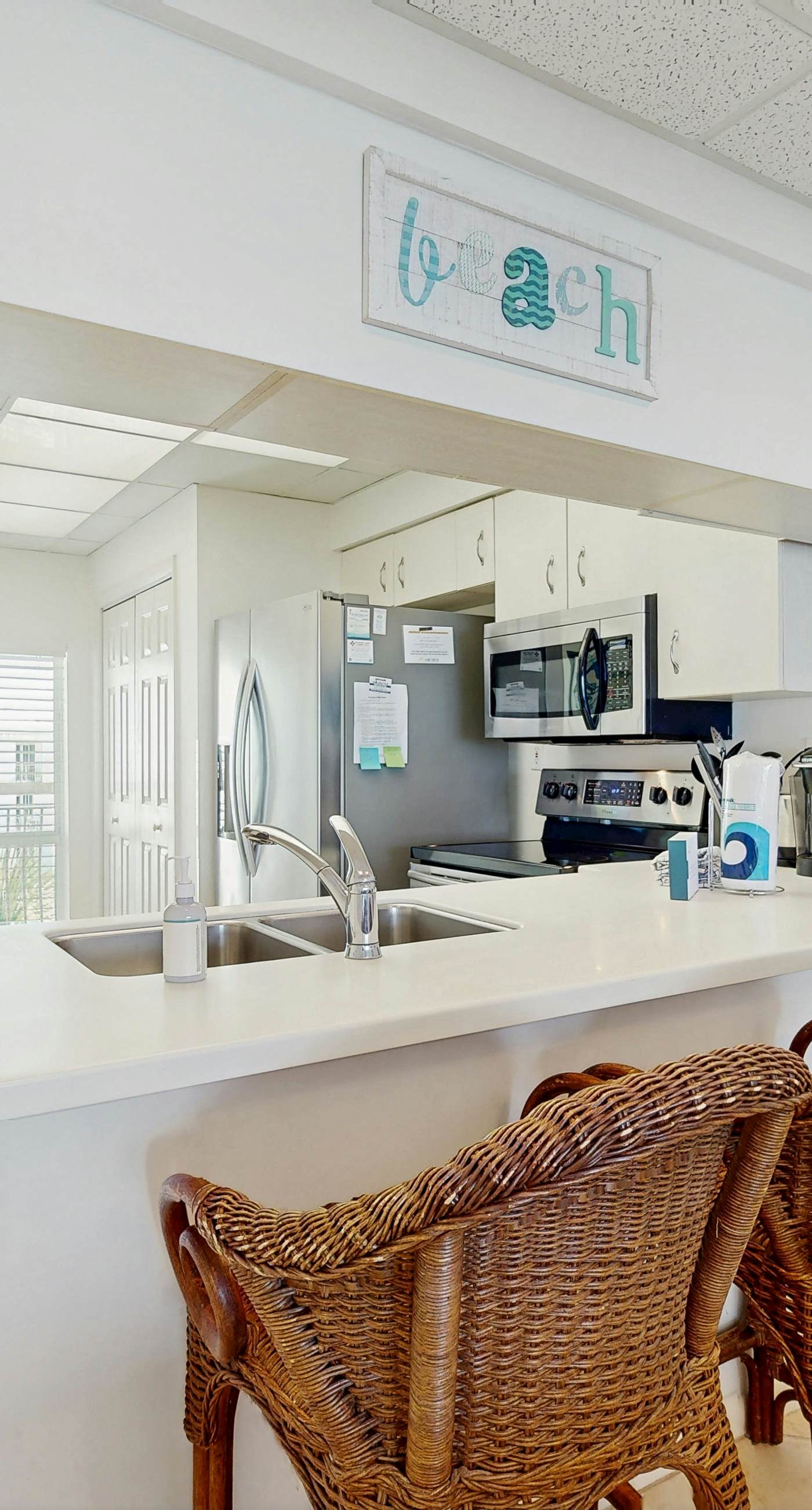 Gorgeous beach condo with furnished balcony, panoramic view & pickleball