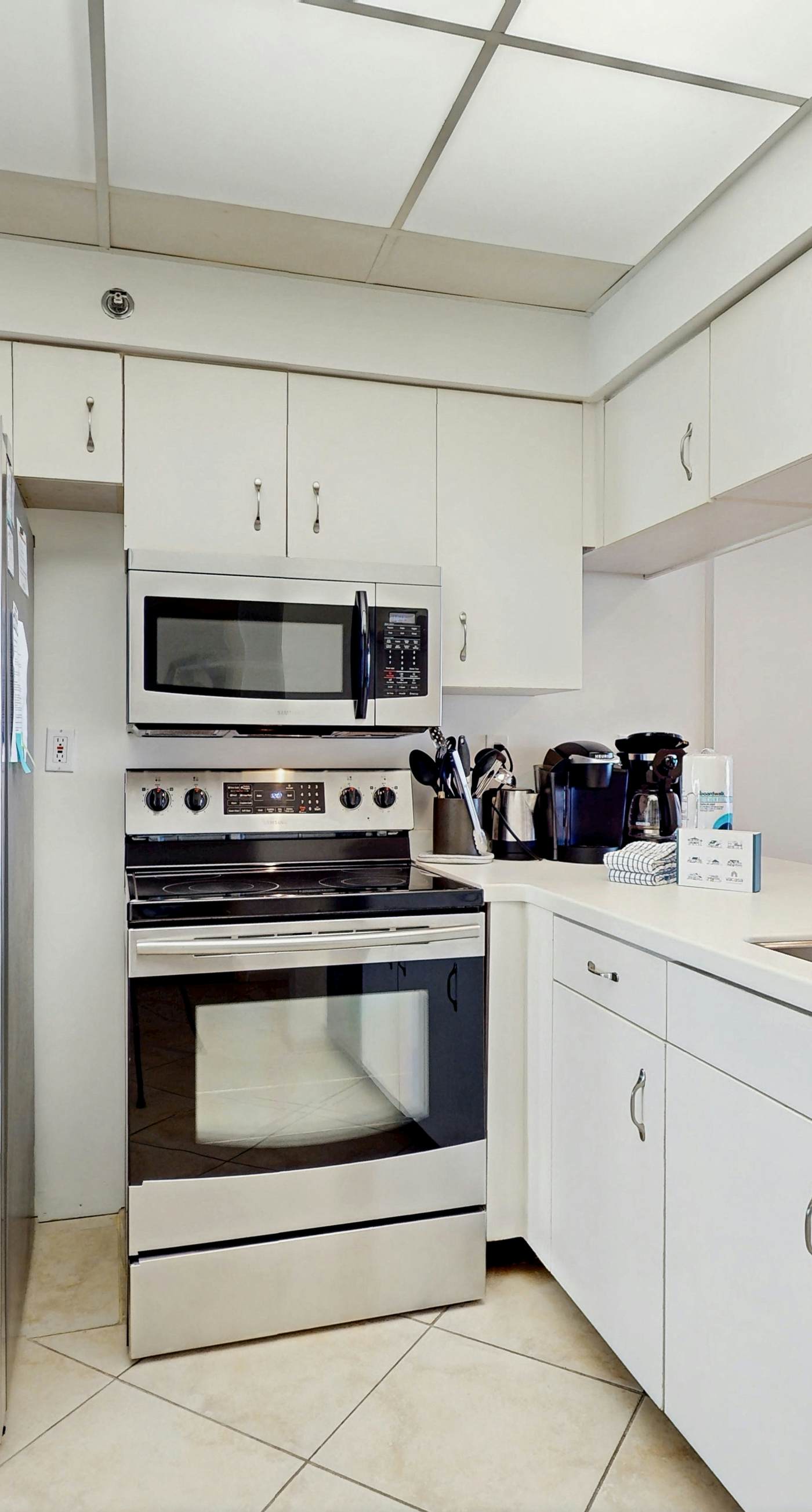 Gorgeous beach condo with furnished balcony, panoramic view & pickleball