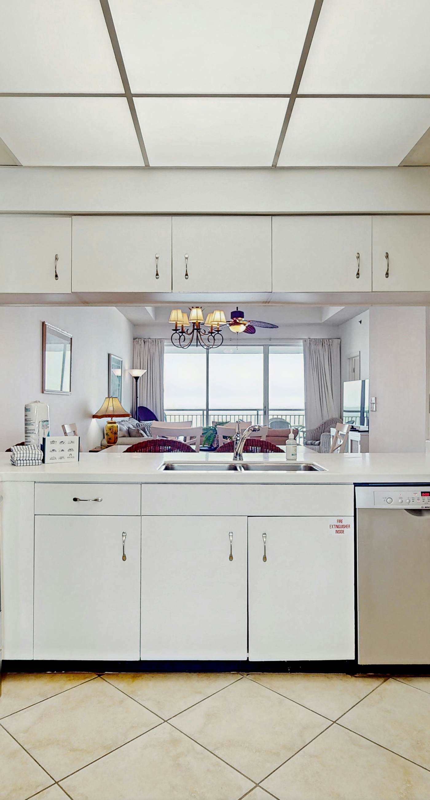 Gorgeous beach condo with furnished balcony, panoramic view & pickleball