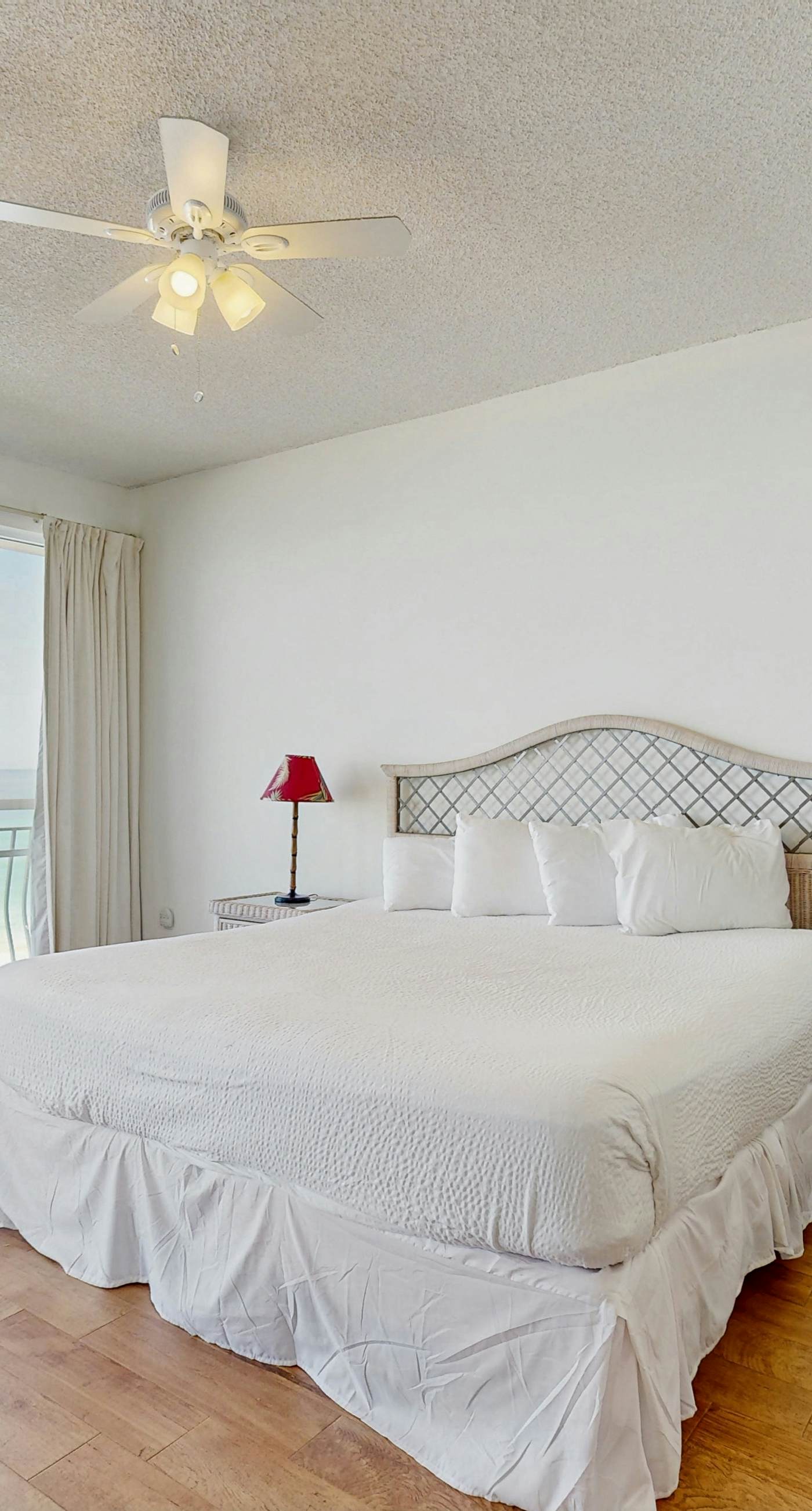 Gorgeous beach condo with furnished balcony, panoramic view & pickleball