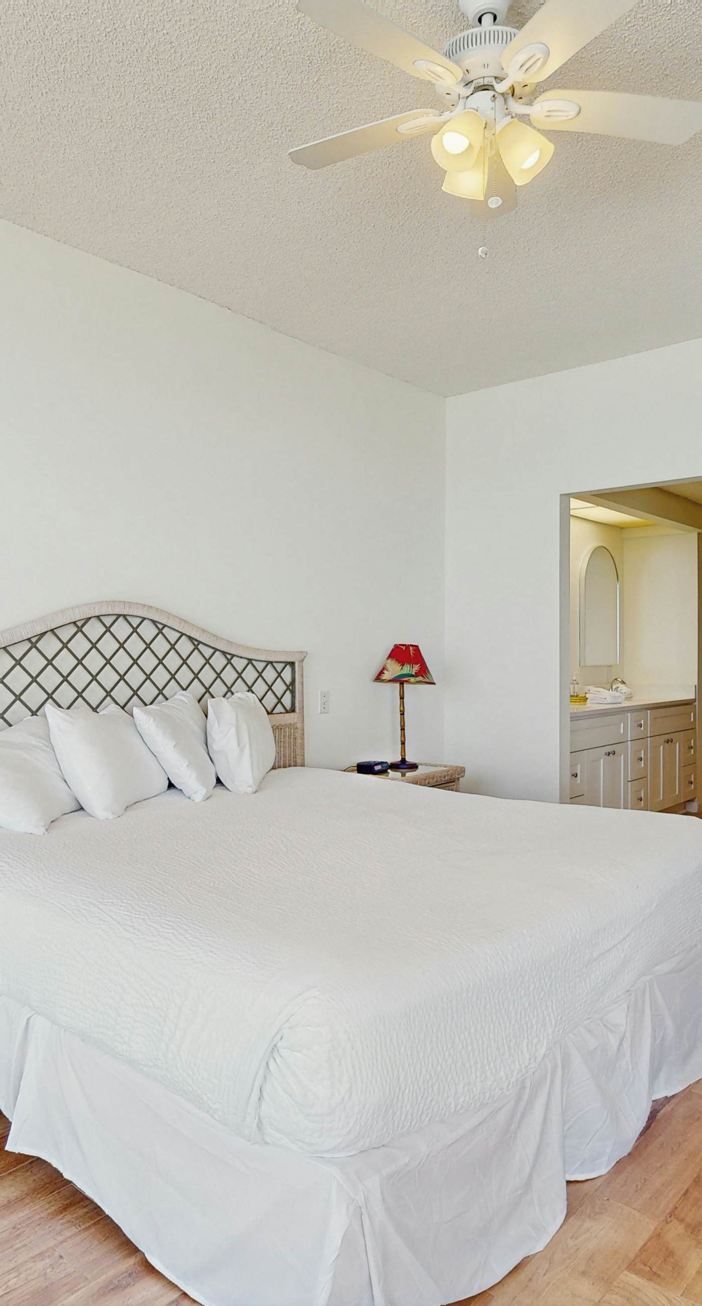 Gorgeous beach condo with furnished balcony, panoramic view & pickleball