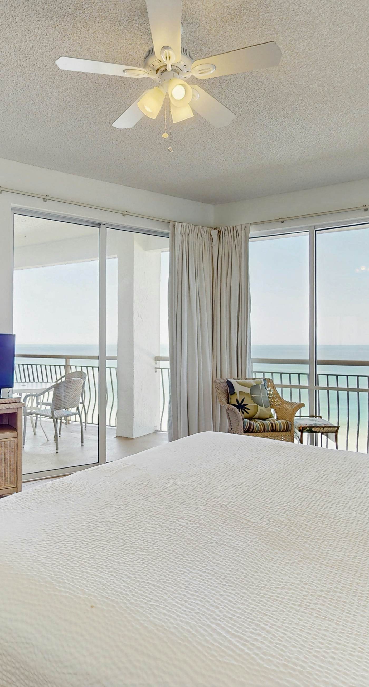 Gorgeous beach condo with furnished balcony, panoramic view & pickleball