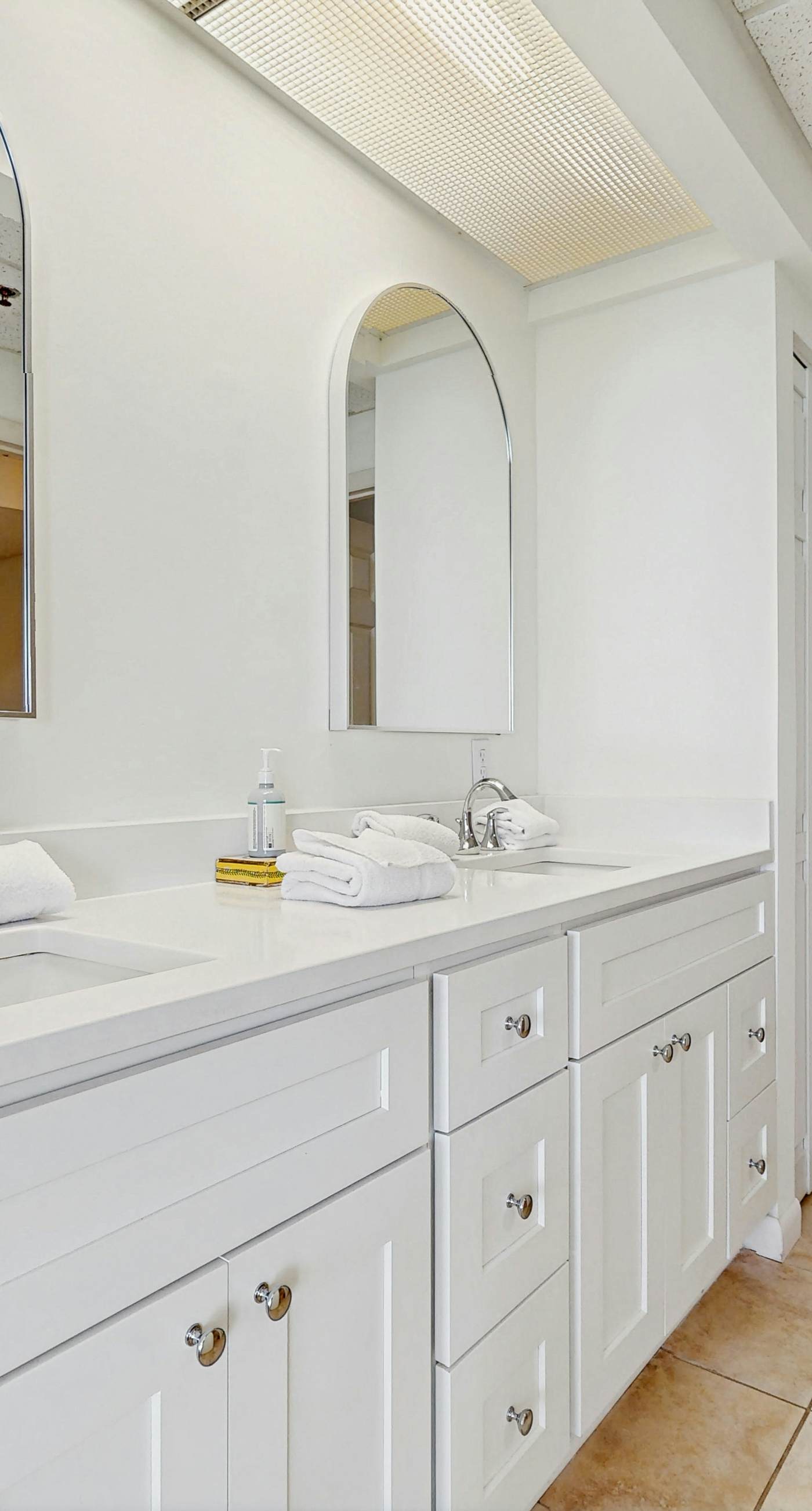 Gorgeous beach condo with furnished balcony, panoramic view & pickleball