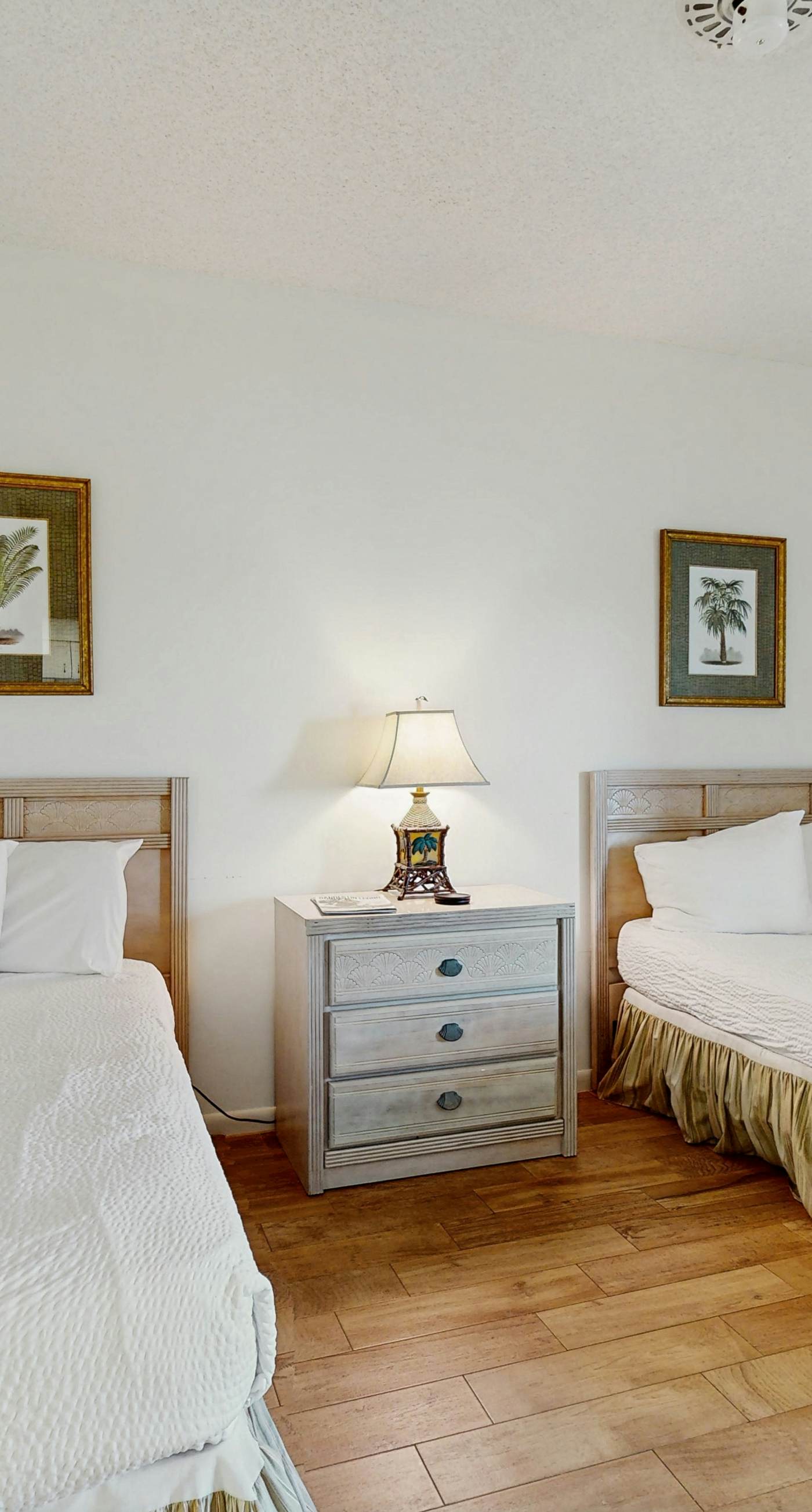 Gorgeous beach condo with furnished balcony, panoramic view & pickleball