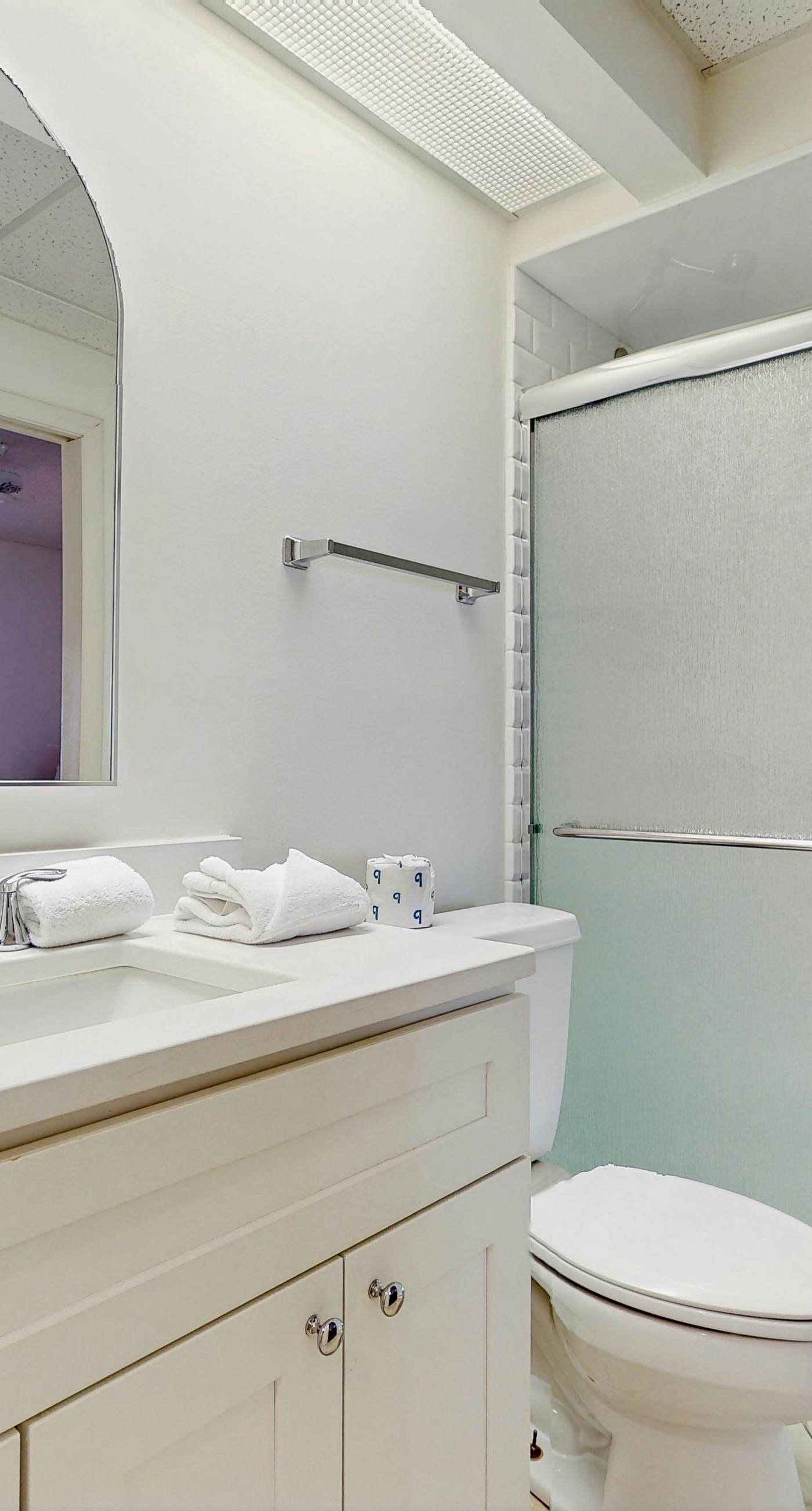 Gorgeous beach condo with furnished balcony, panoramic view & pickleball