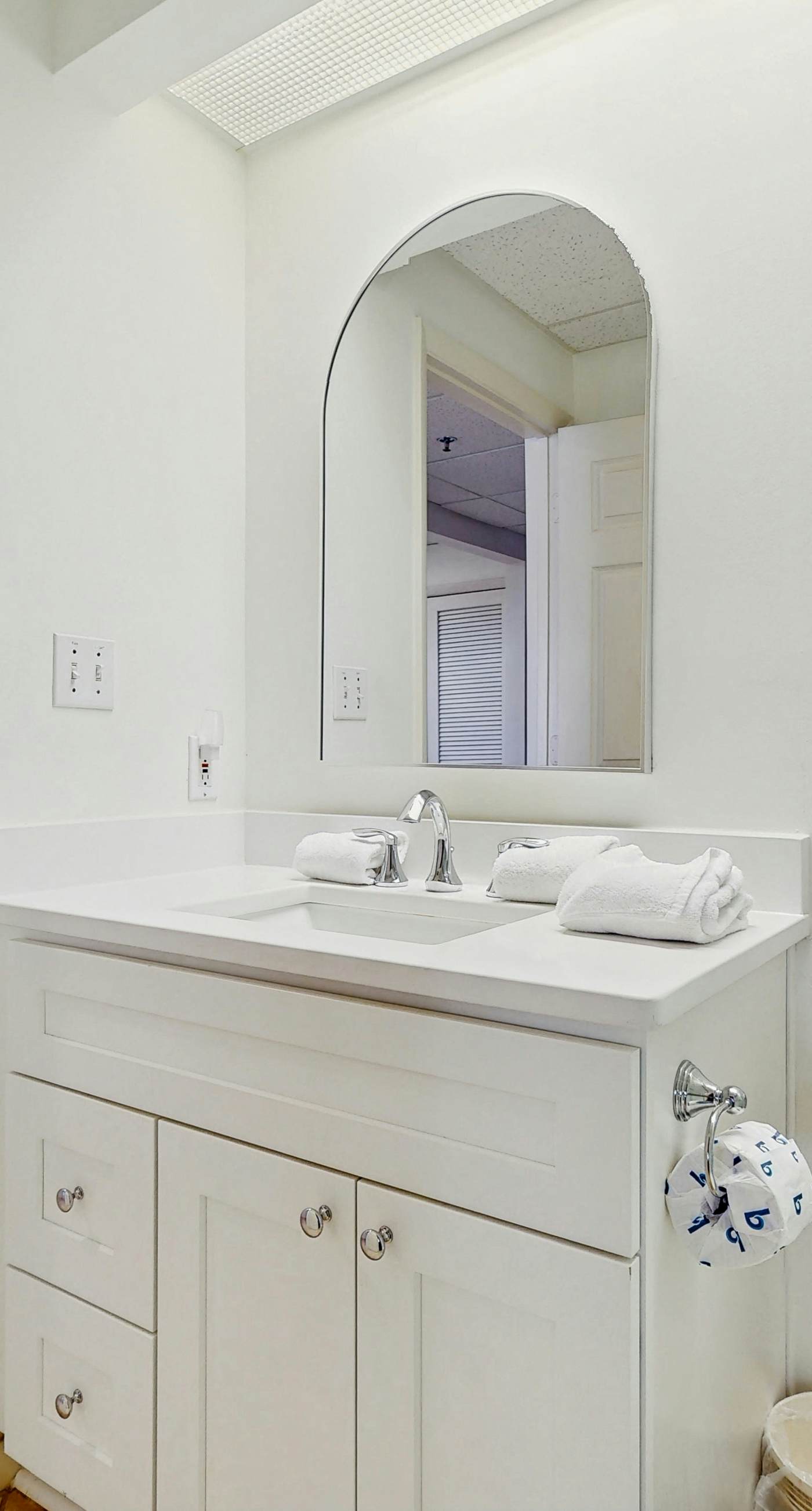 Gorgeous beach condo with furnished balcony, panoramic view & pickleball