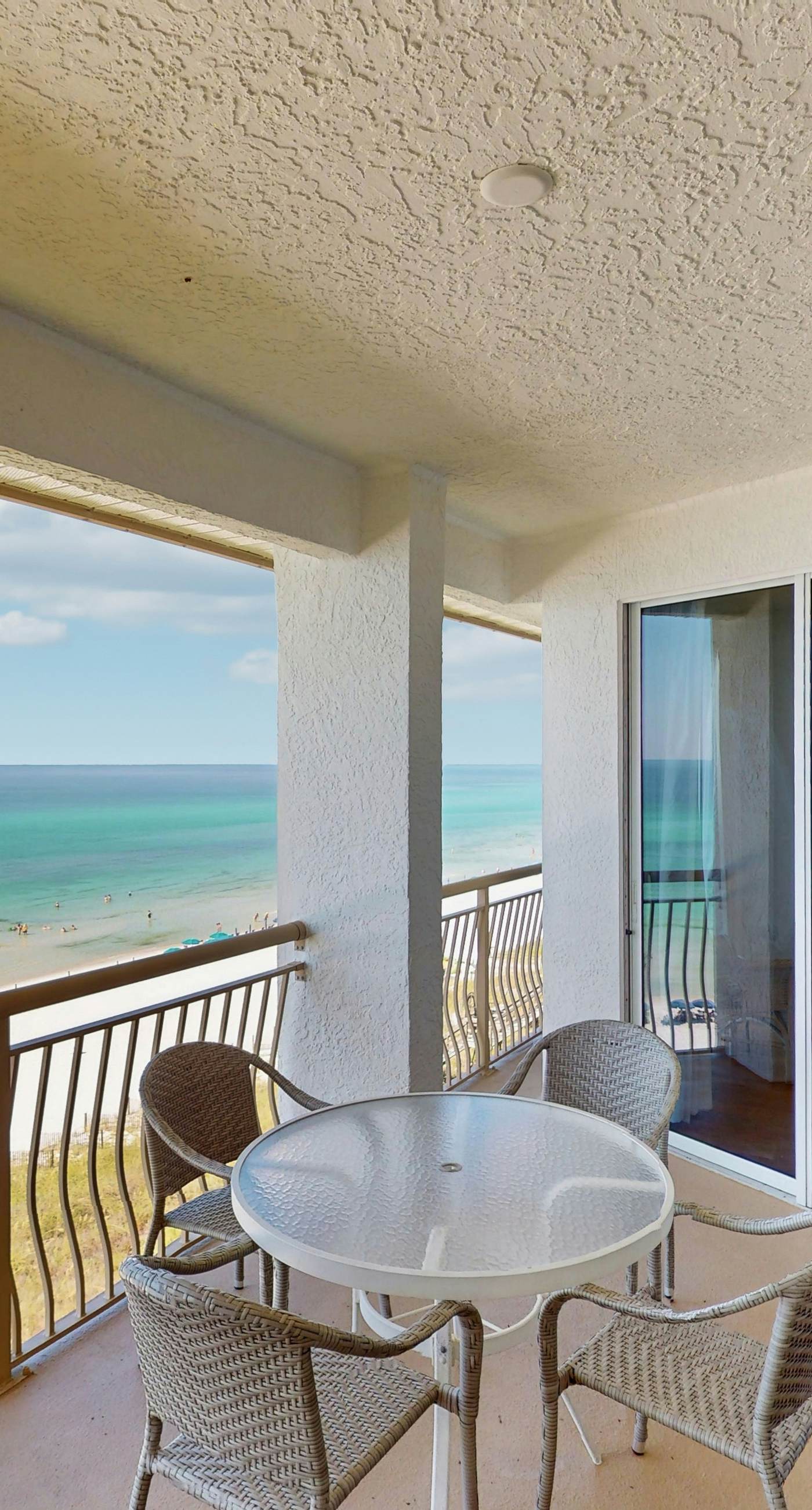 Gorgeous beach condo with furnished balcony, panoramic view & pickleball