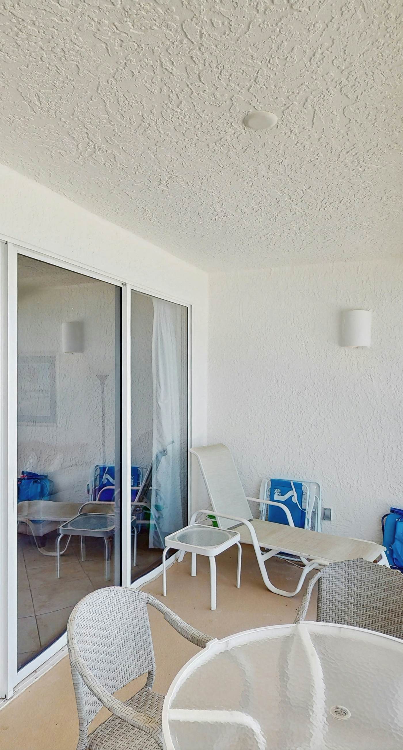 Gorgeous beach condo with furnished balcony, panoramic view & pickleball