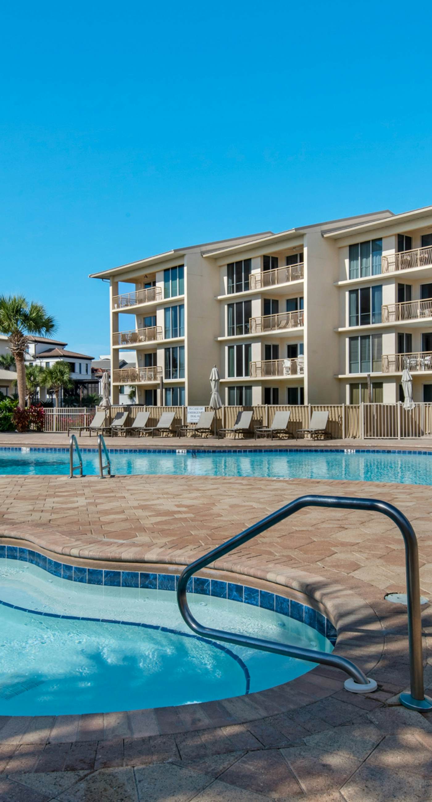 Gorgeous beach condo with furnished balcony, panoramic view & pickleball