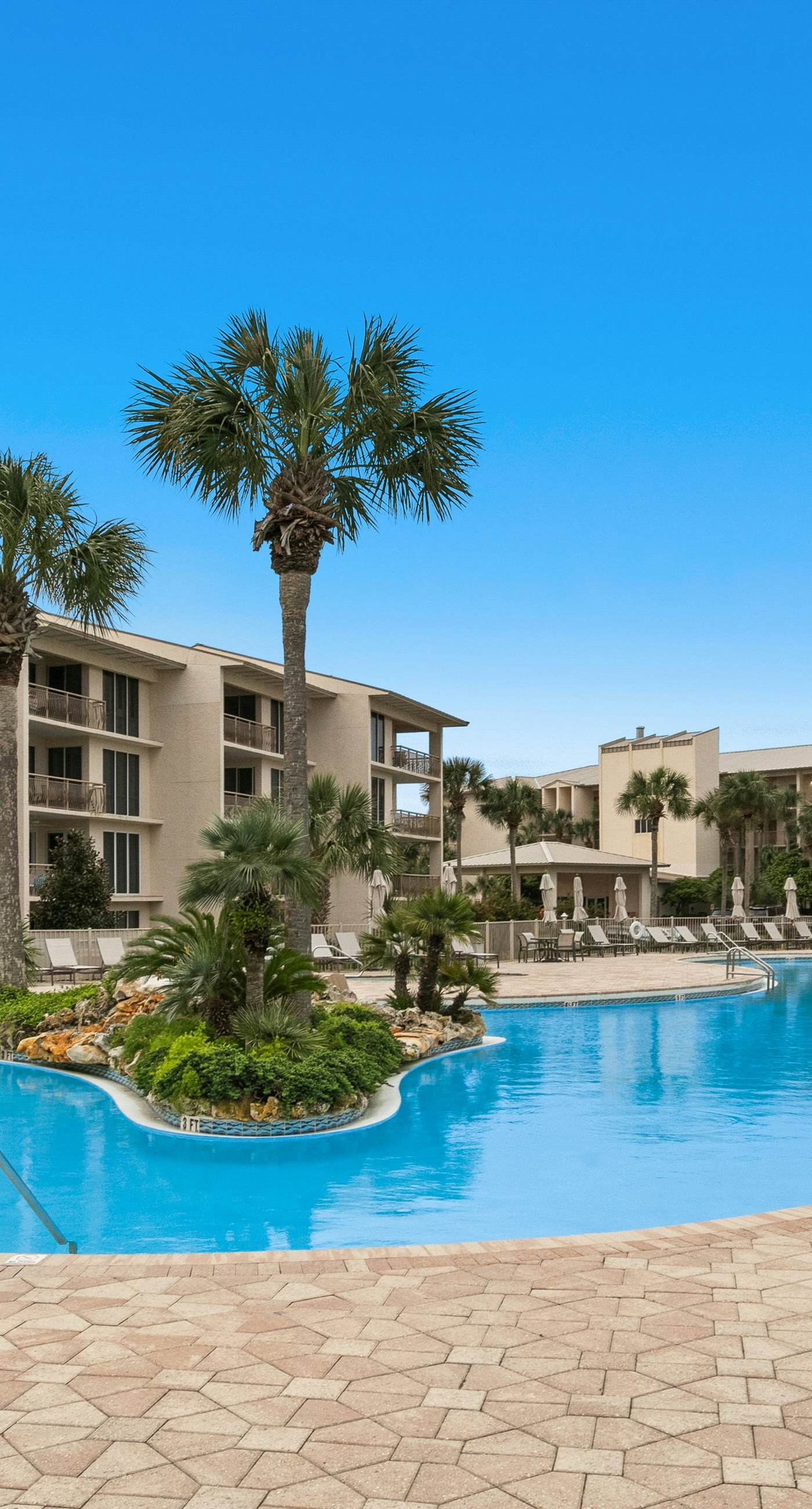 Gorgeous beach condo with furnished balcony, panoramic view & pickleball