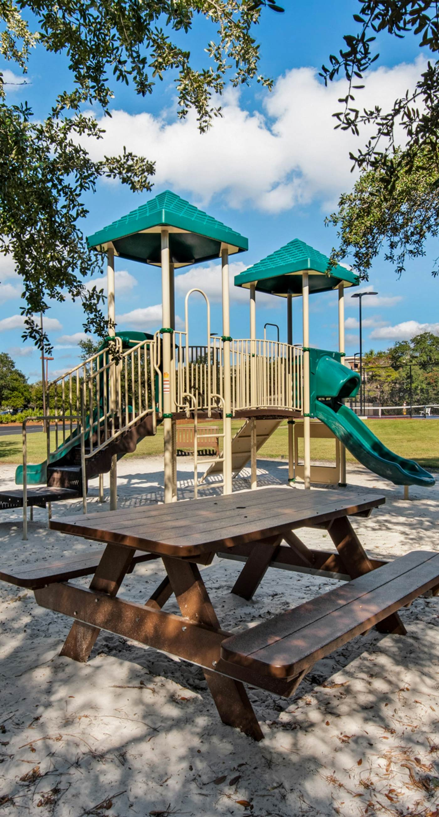 Gorgeous beach condo with furnished balcony, panoramic view & pickleball