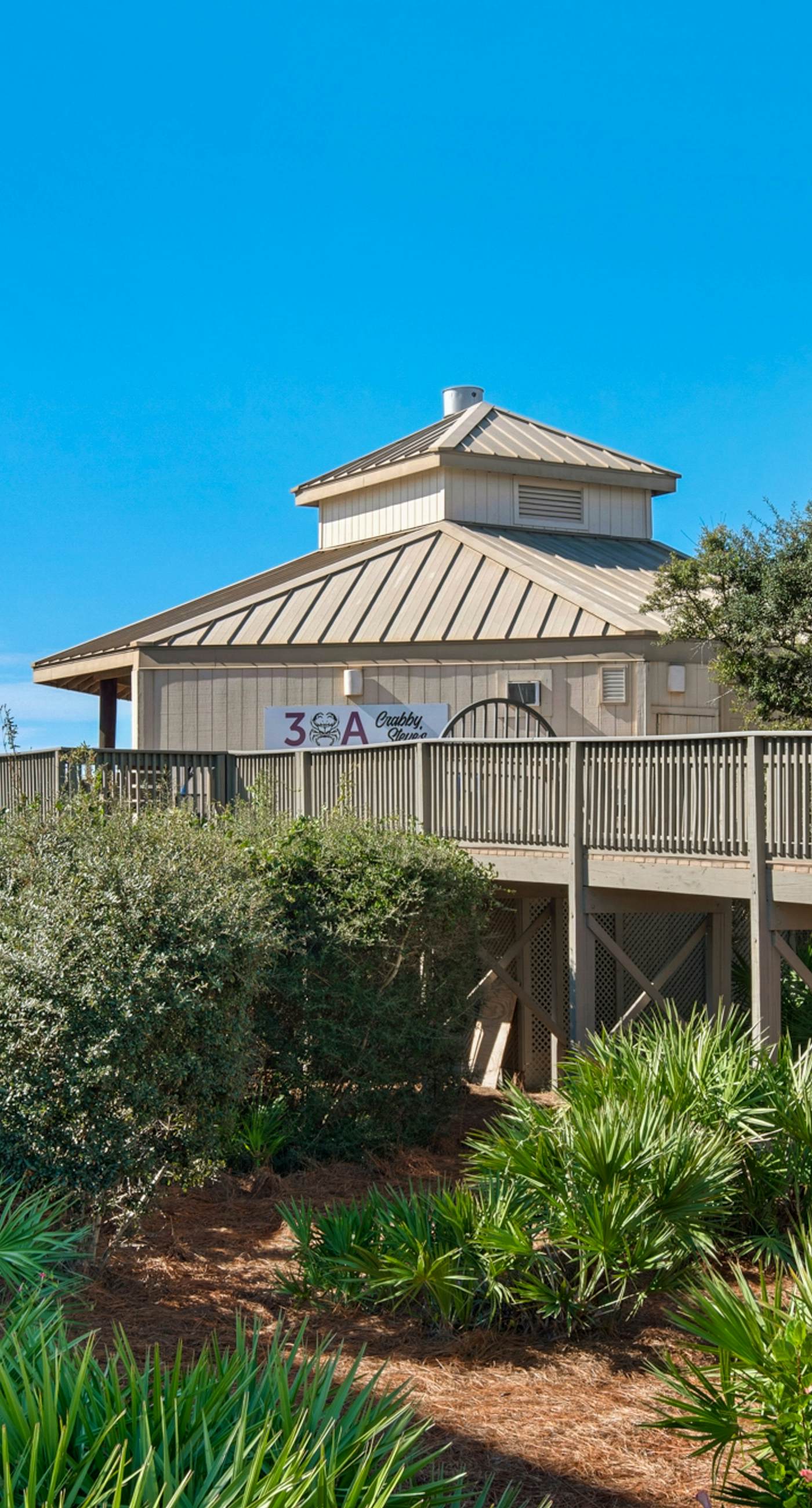 Gorgeous beach condo with furnished balcony, panoramic view & pickleball