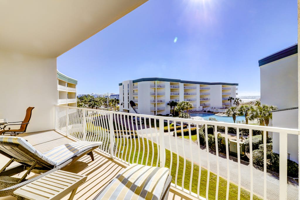 Beautiful 2nd-floor condo in Seagrove Beach with beach ambience & pickleball