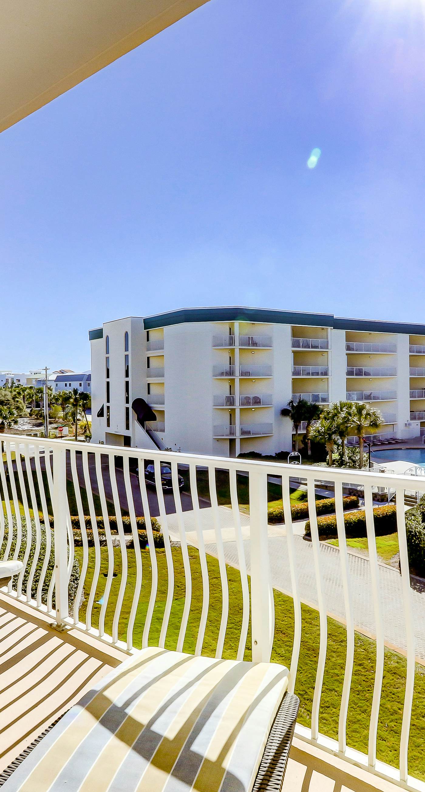 Beautiful 2nd-floor condo in Seagrove Beach with beach ambience & pickleball