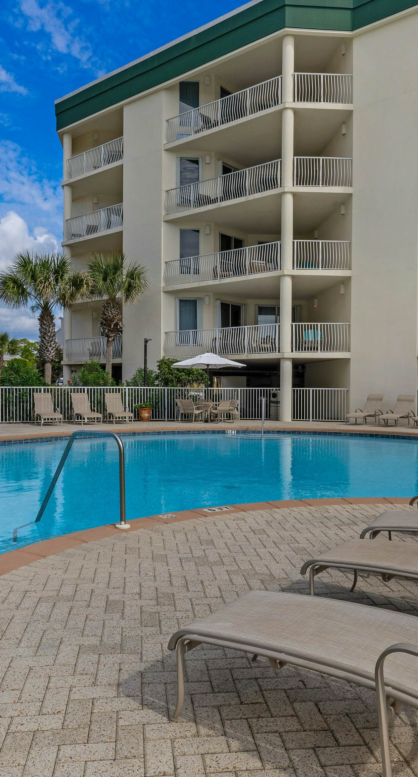 Beautiful 2nd-floor condo in Seagrove Beach with beach ambience & pickleball