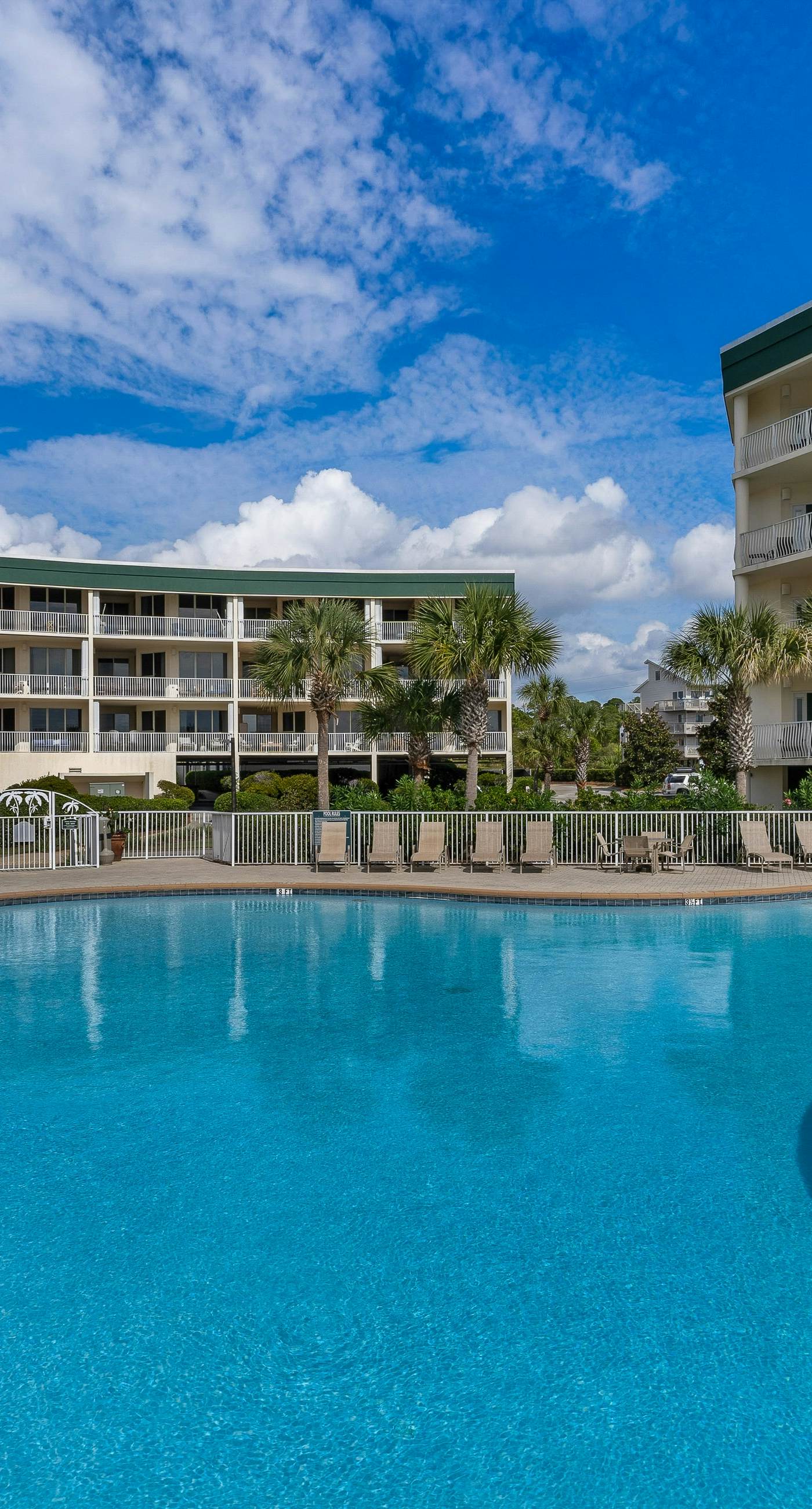 Beautiful 2nd-floor condo in Seagrove Beach with beach ambience & pickleball