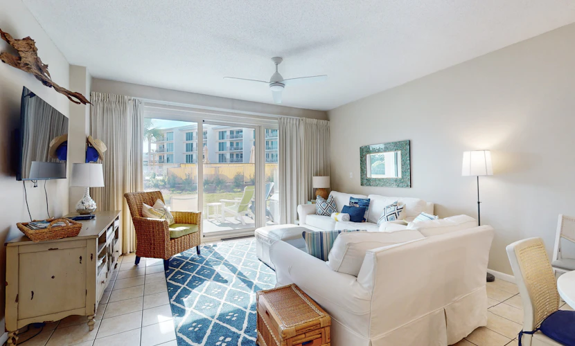 Beachfront condo with 2 beach chairs included & pickleball - short walk to dining