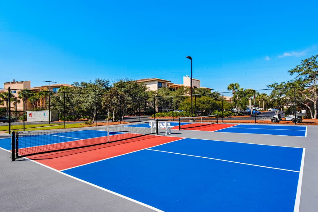 Beachfront condo with 2 beach chairs included & pickleball - short walk to dining