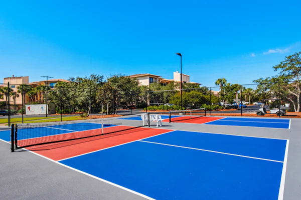 Beachfront condo with 2 beach chairs included & pickleball - short walk to dining