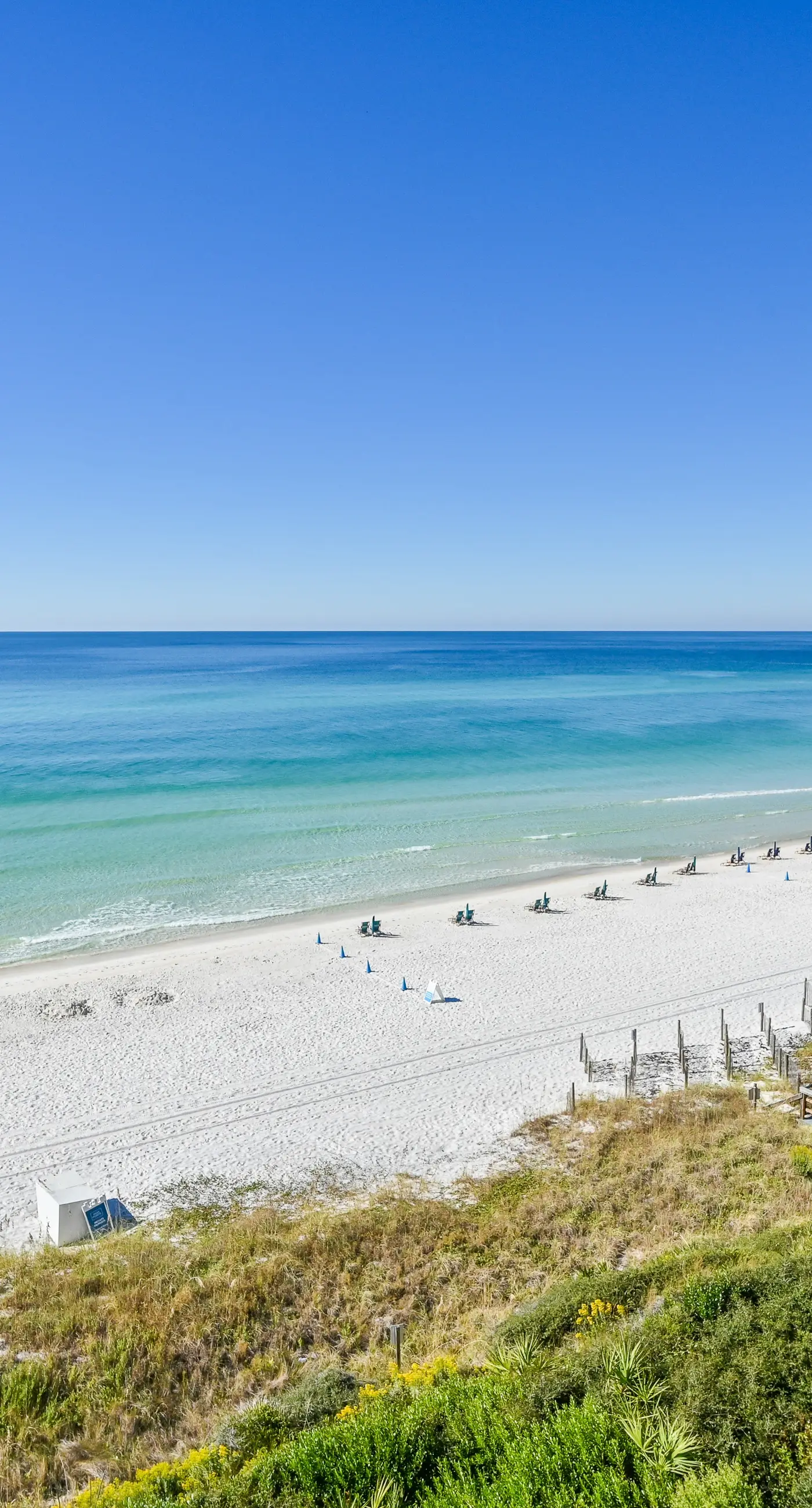 Beachfront condo with 2 beach chairs included & pickleball - short walk to dining