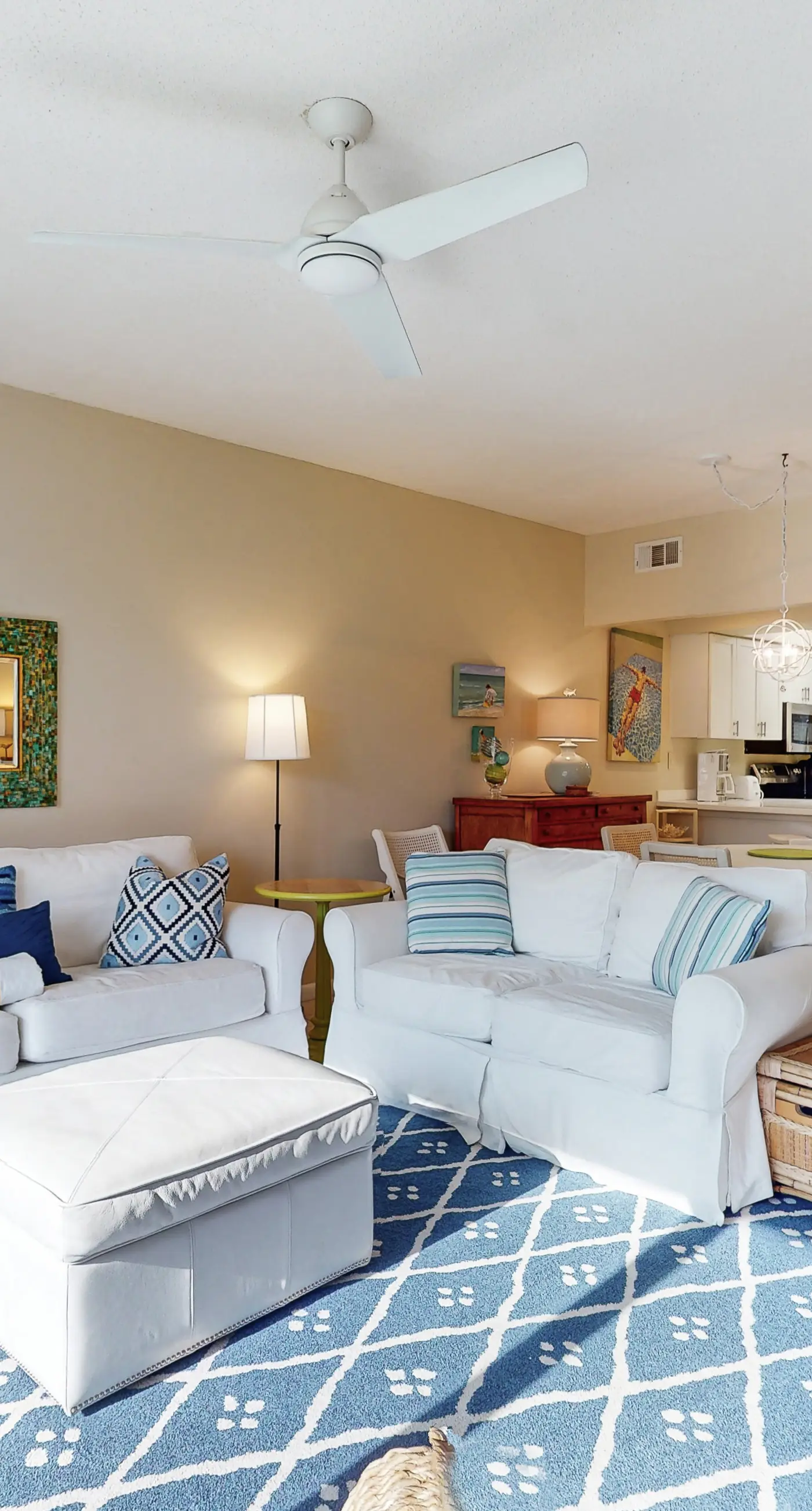 Beachfront condo with 2 beach chairs included & pickleball - short walk to dining