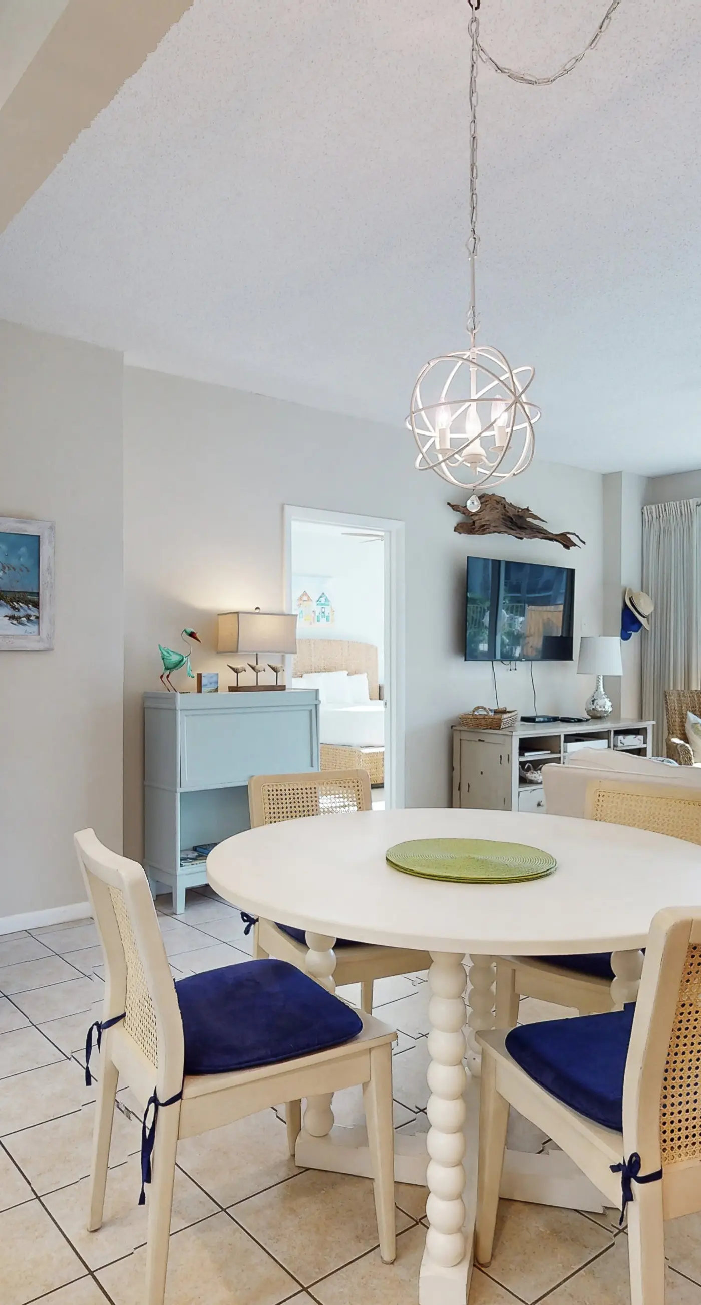 Beachfront condo with 2 beach chairs included & pickleball - short walk to dining
