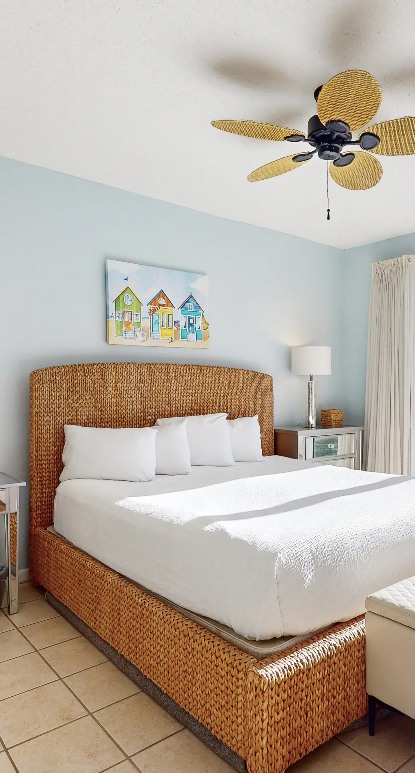 Beachfront condo with 2 beach chairs included & pickleball - short walk to dining