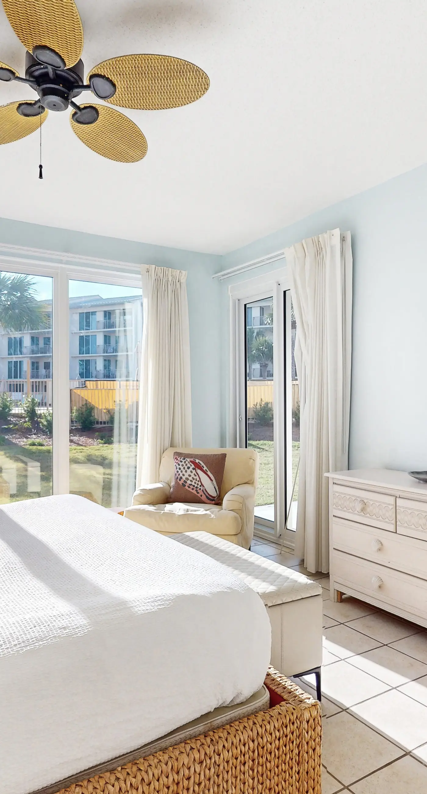 Beachfront condo with 2 beach chairs included & pickleball - short walk to dining