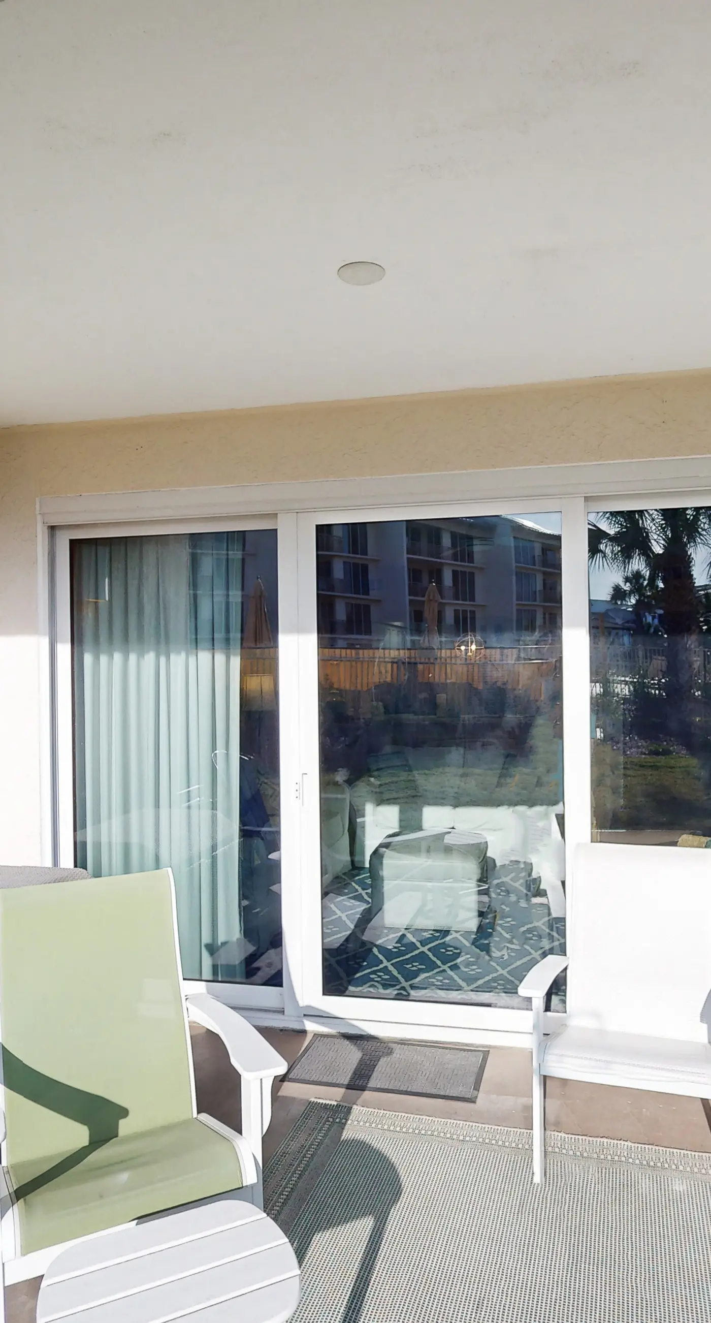 Beachfront condo with 2 beach chairs included & pickleball - short walk to dining