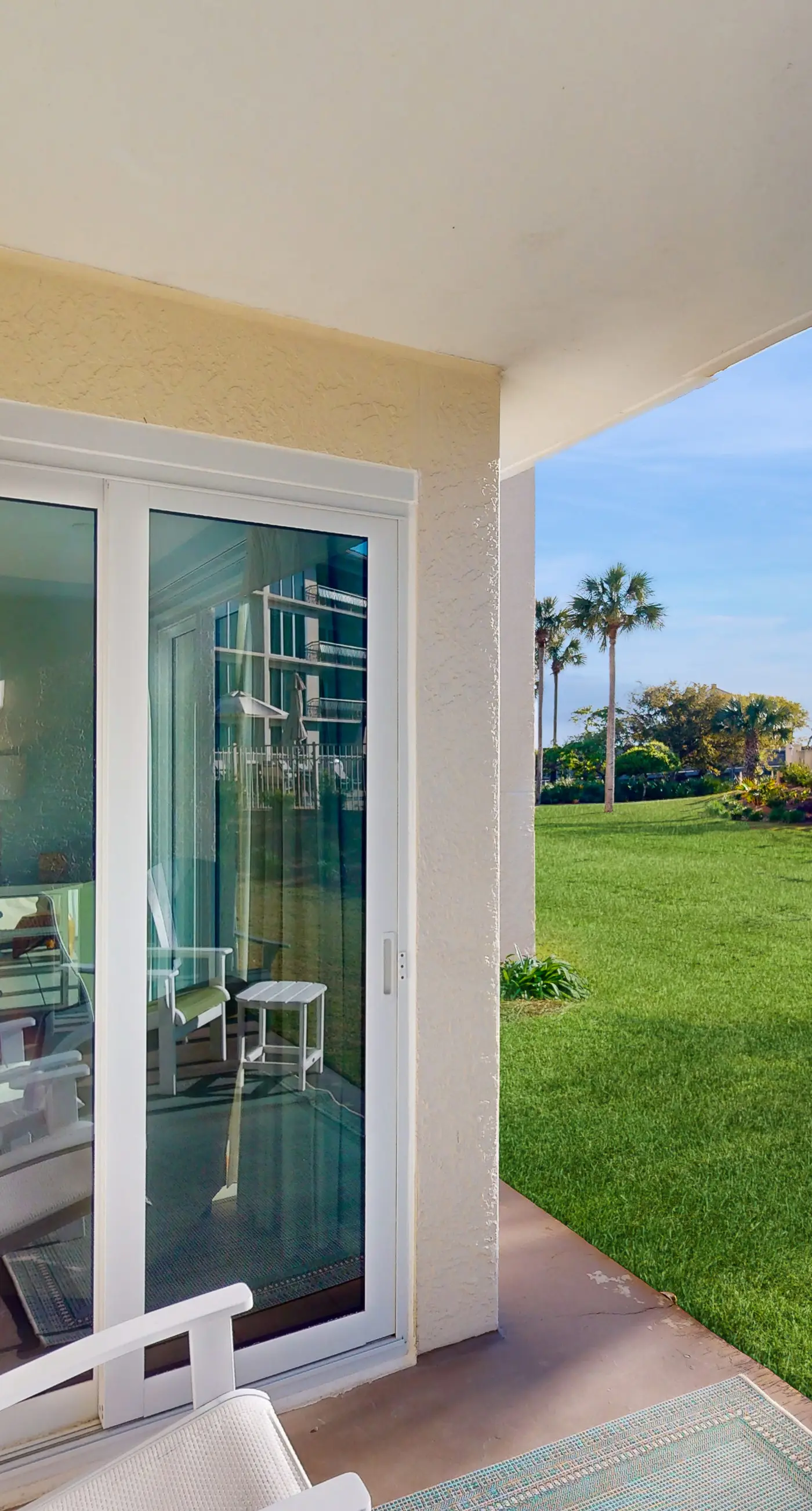 Beachfront condo with 2 beach chairs included & pickleball - short walk to dining