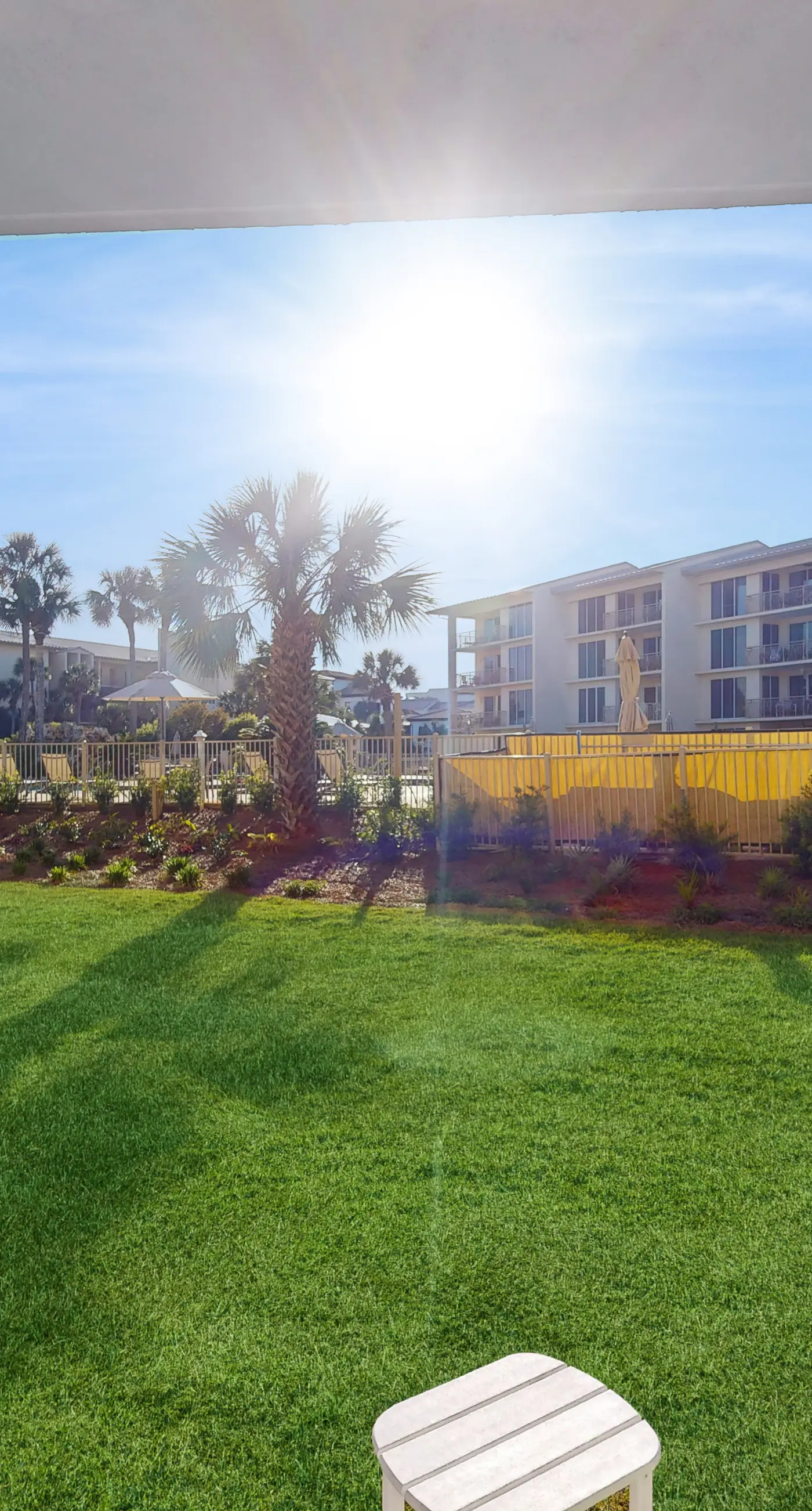 Beachfront condo with 2 beach chairs included & pickleball - short walk to dining