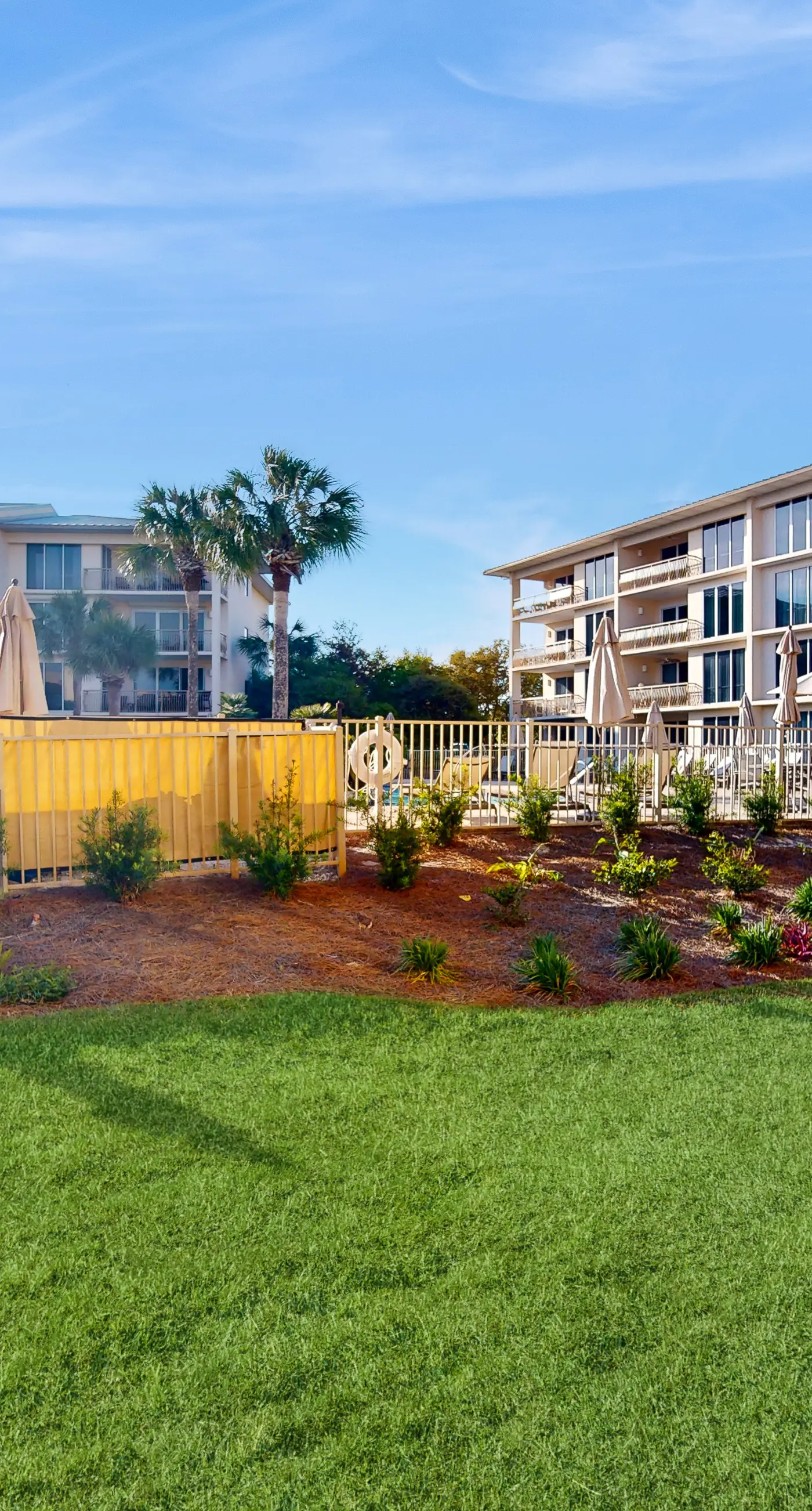 Beachfront condo with 2 beach chairs included & pickleball - short walk to dining