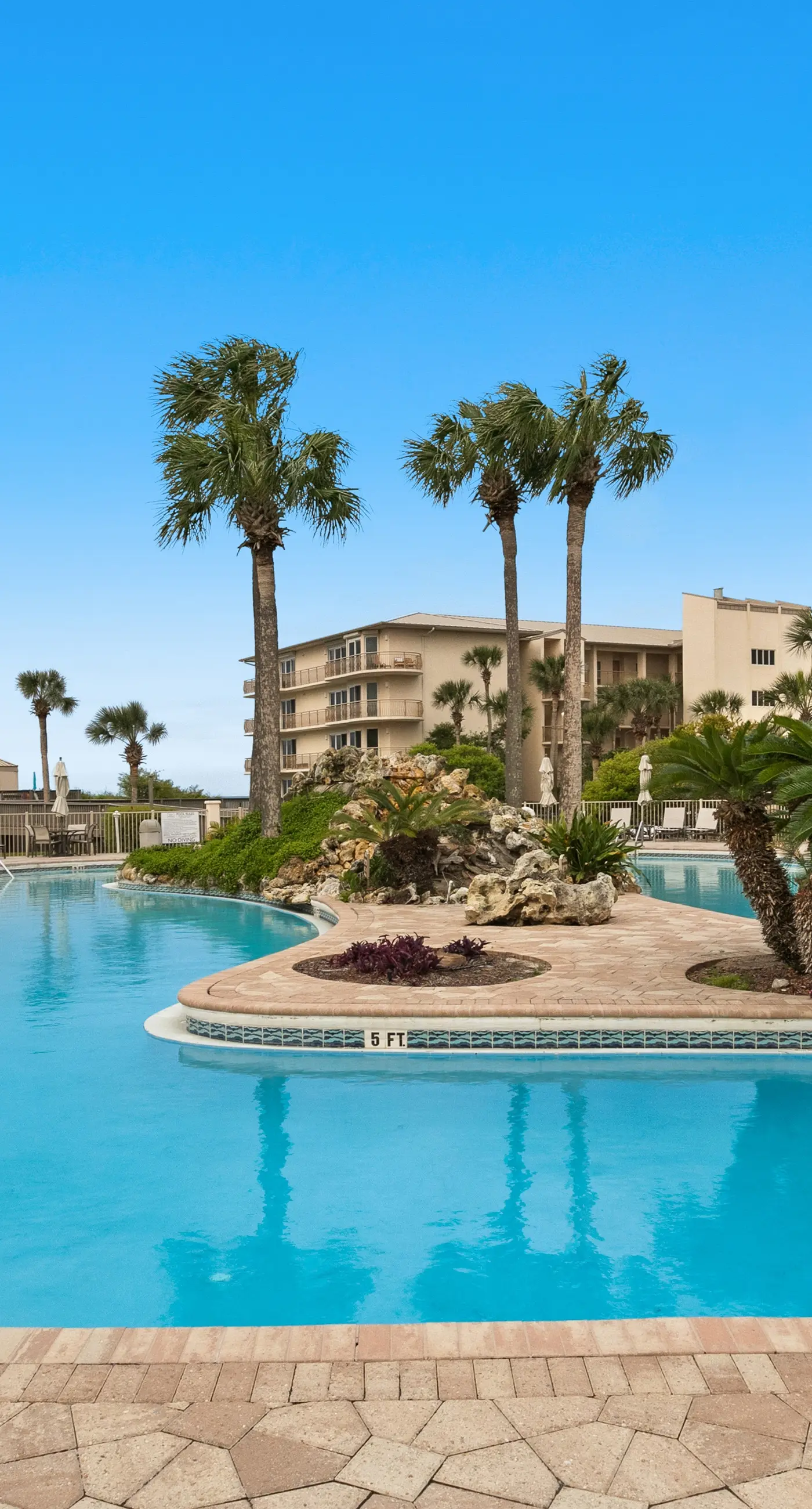 Beachfront condo with 2 beach chairs included & pickleball - short walk to dining