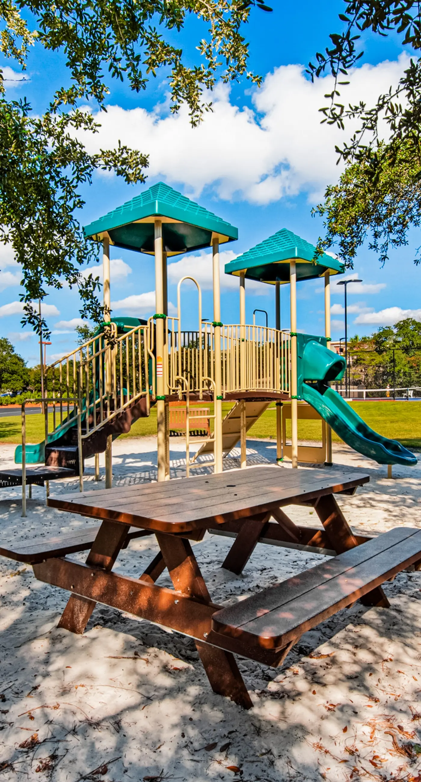 Beachfront condo with 2 beach chairs included & pickleball - short walk to dining
