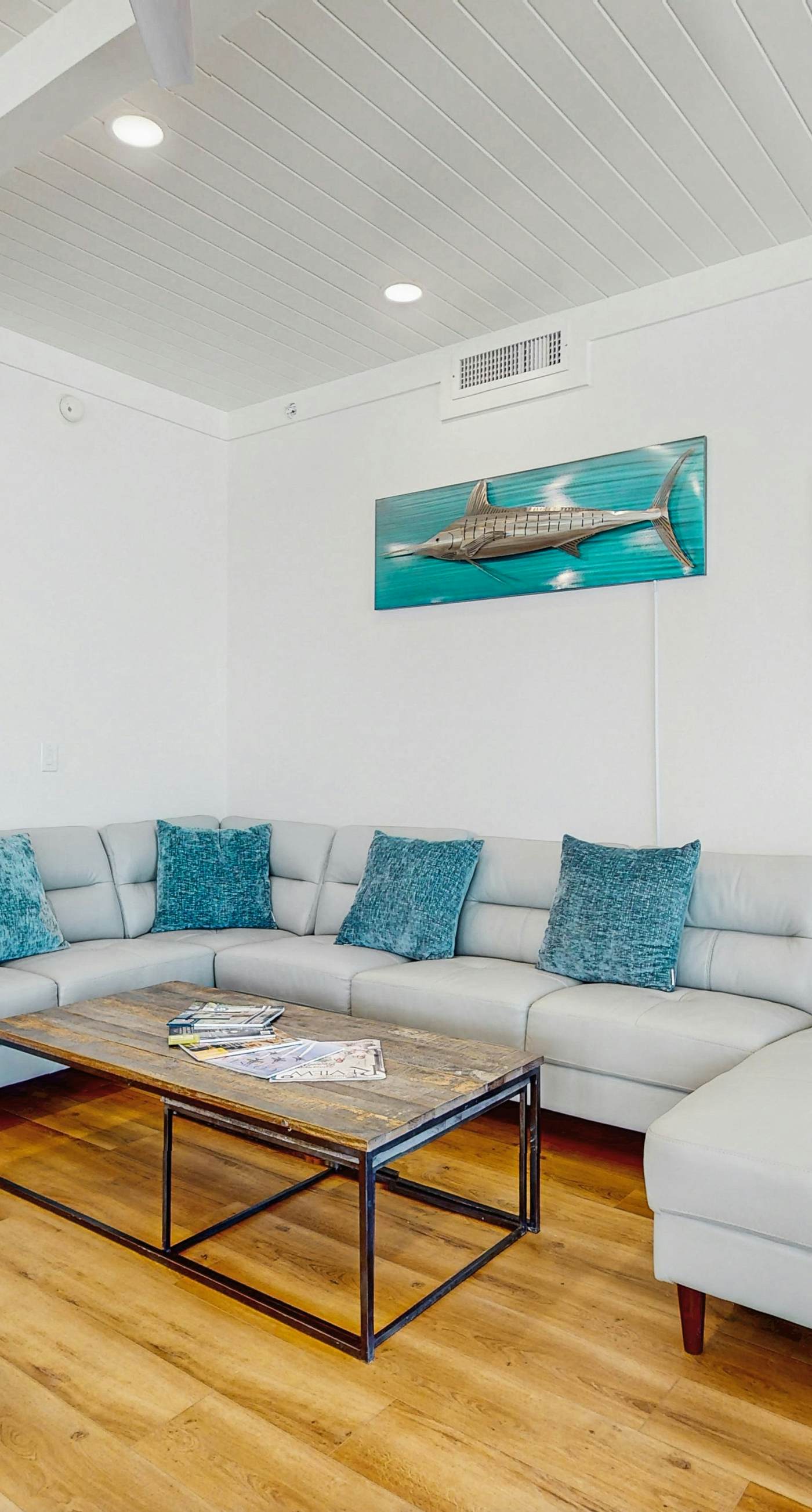 Gulf-front view & spacious condo with wraparound balcony & pickleball