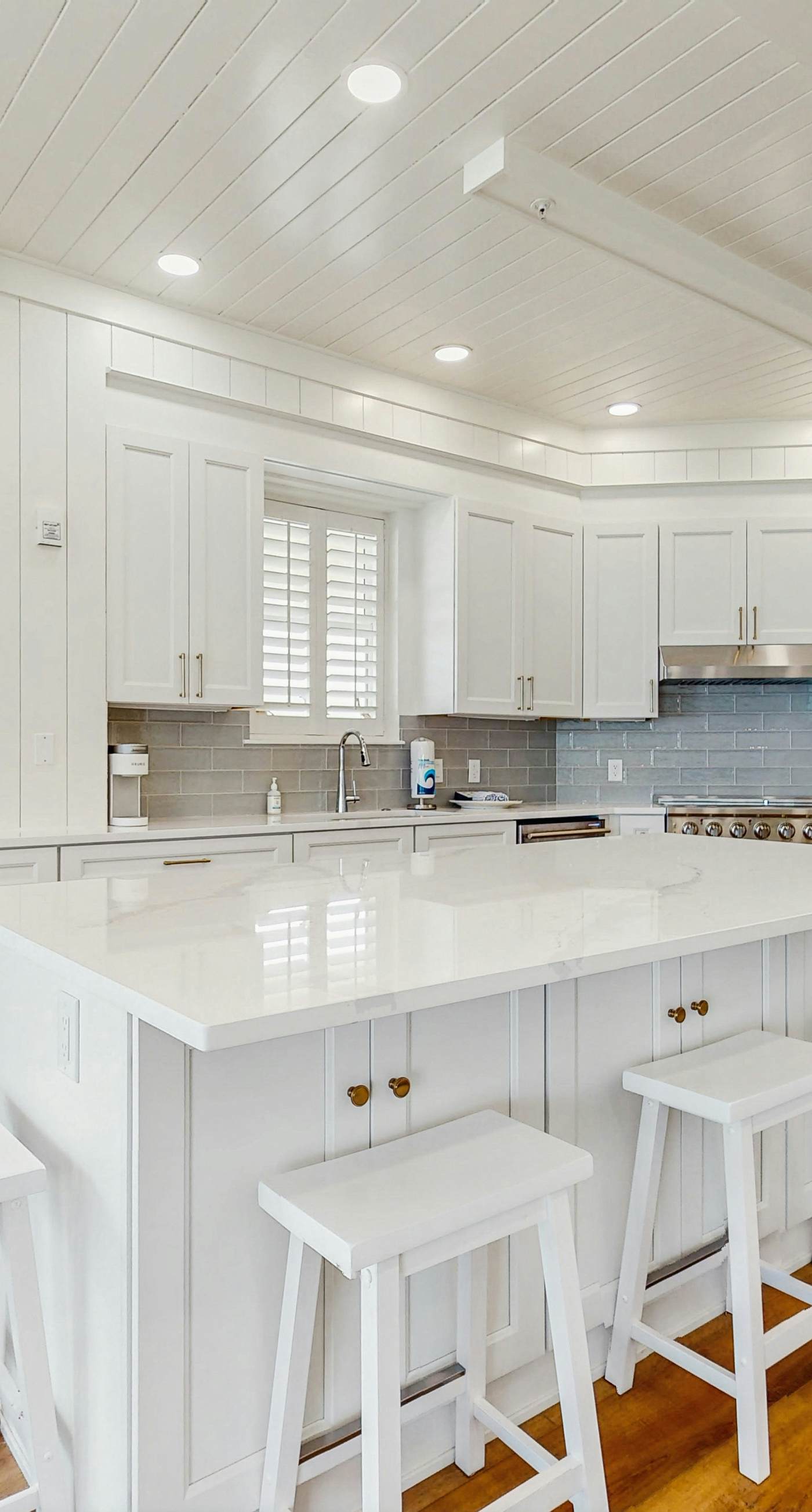 Gulf-front view & spacious condo with wraparound balcony & pickleball