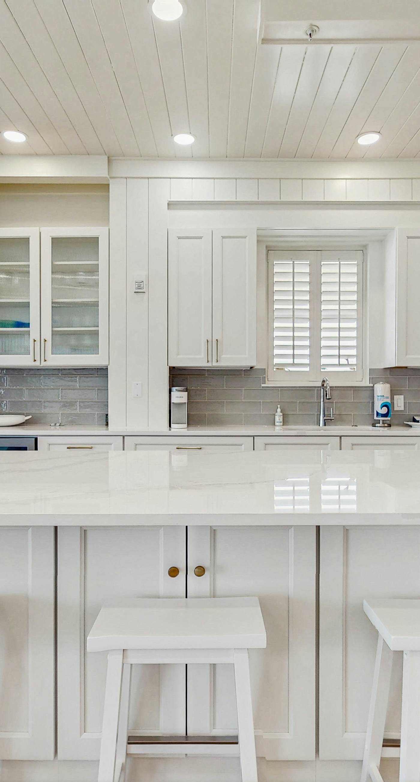 Gulf-front view & spacious condo with wraparound balcony & pickleball