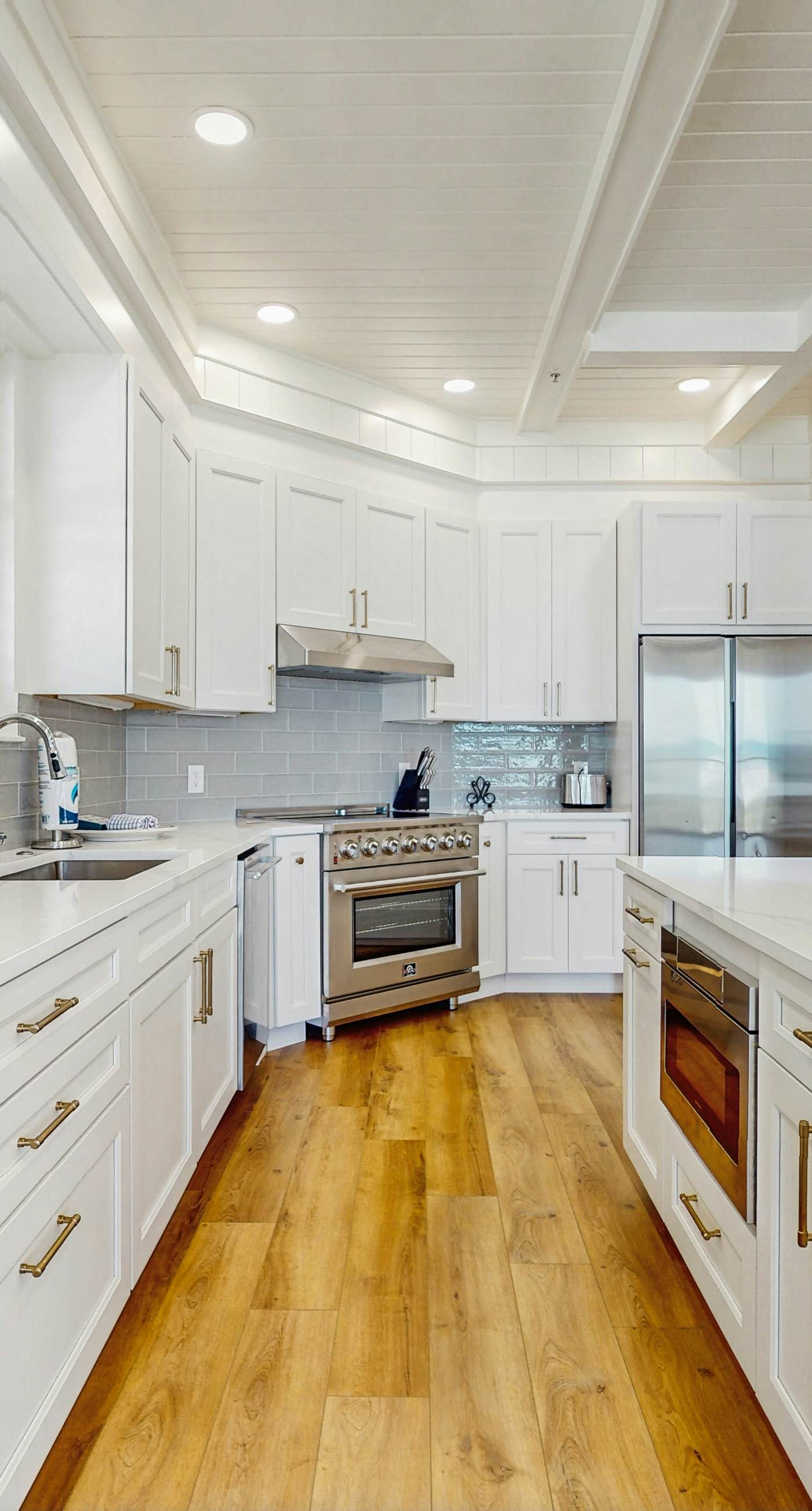 Gulf-front view & spacious condo with wraparound balcony & pickleball