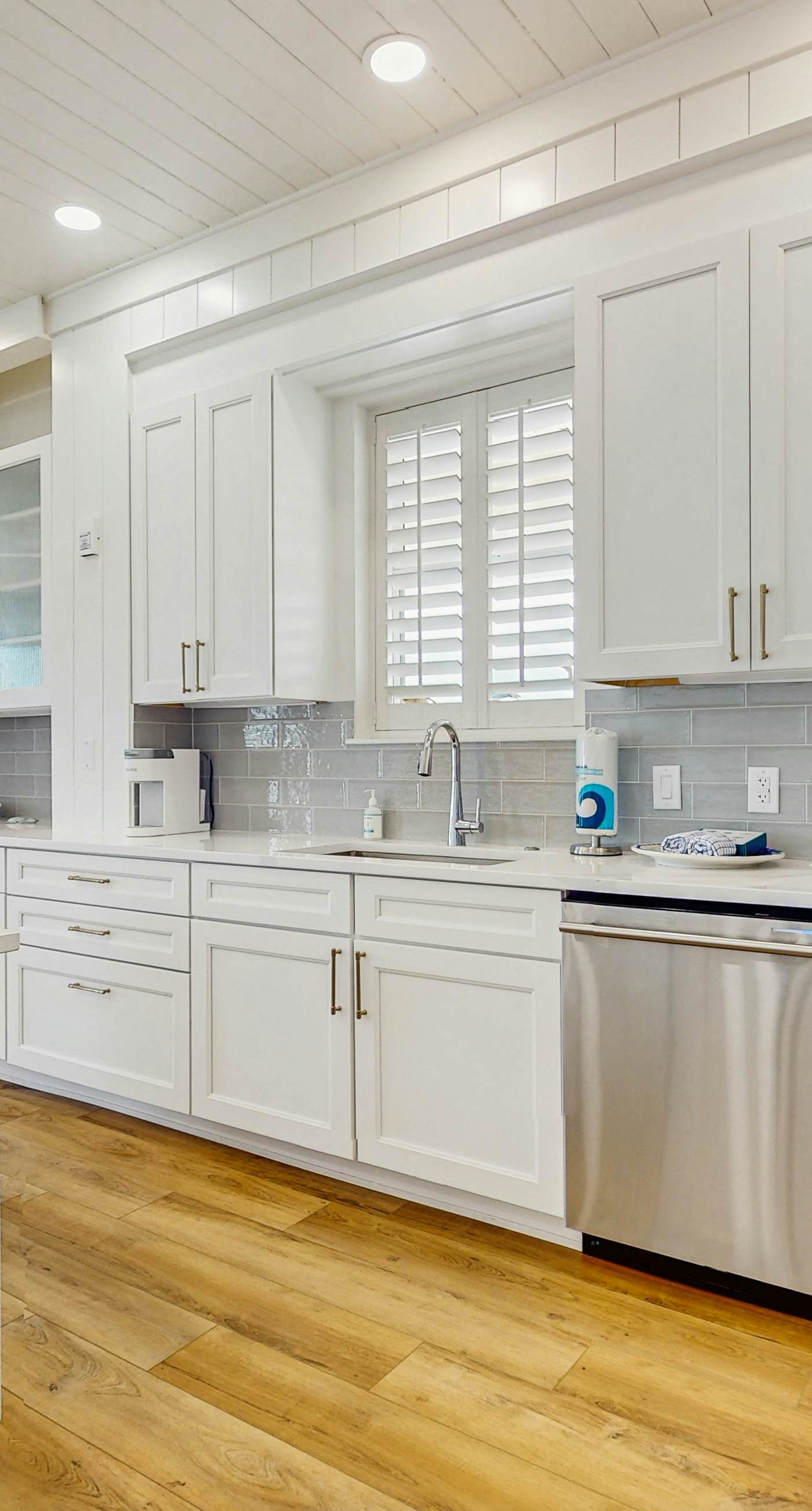 Gulf-front view & spacious condo with wraparound balcony & pickleball