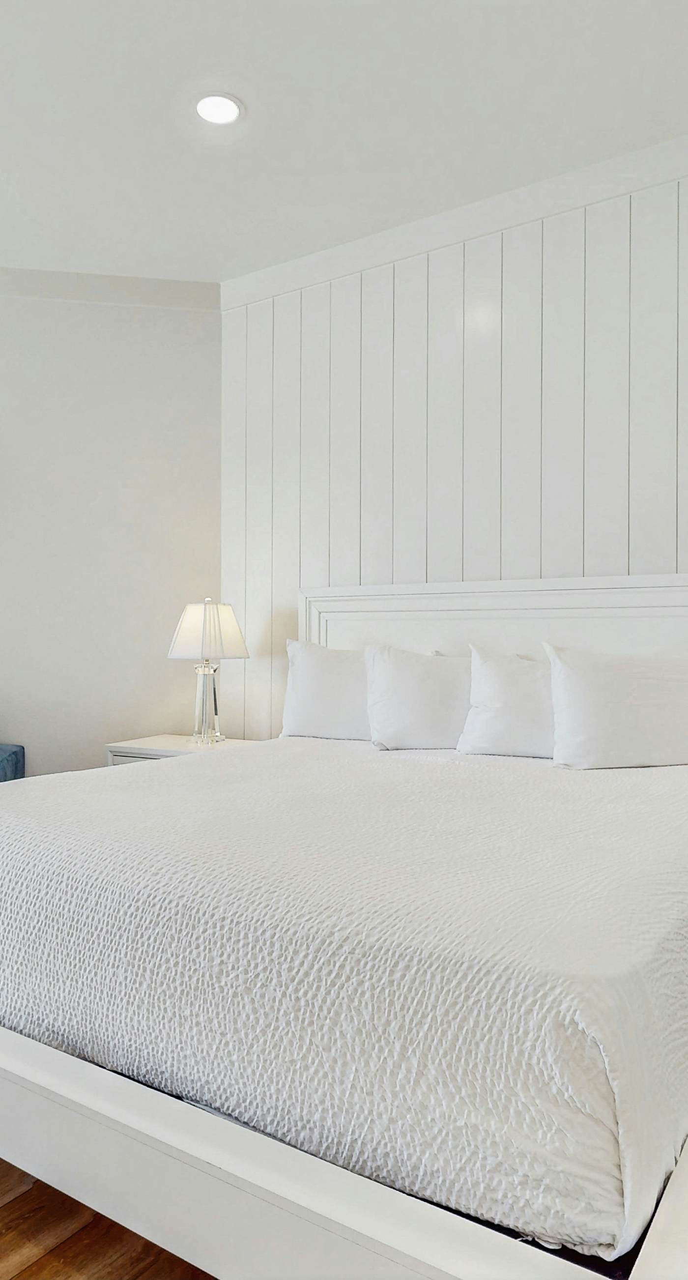 Gulf-front view & spacious condo with wraparound balcony & pickleball