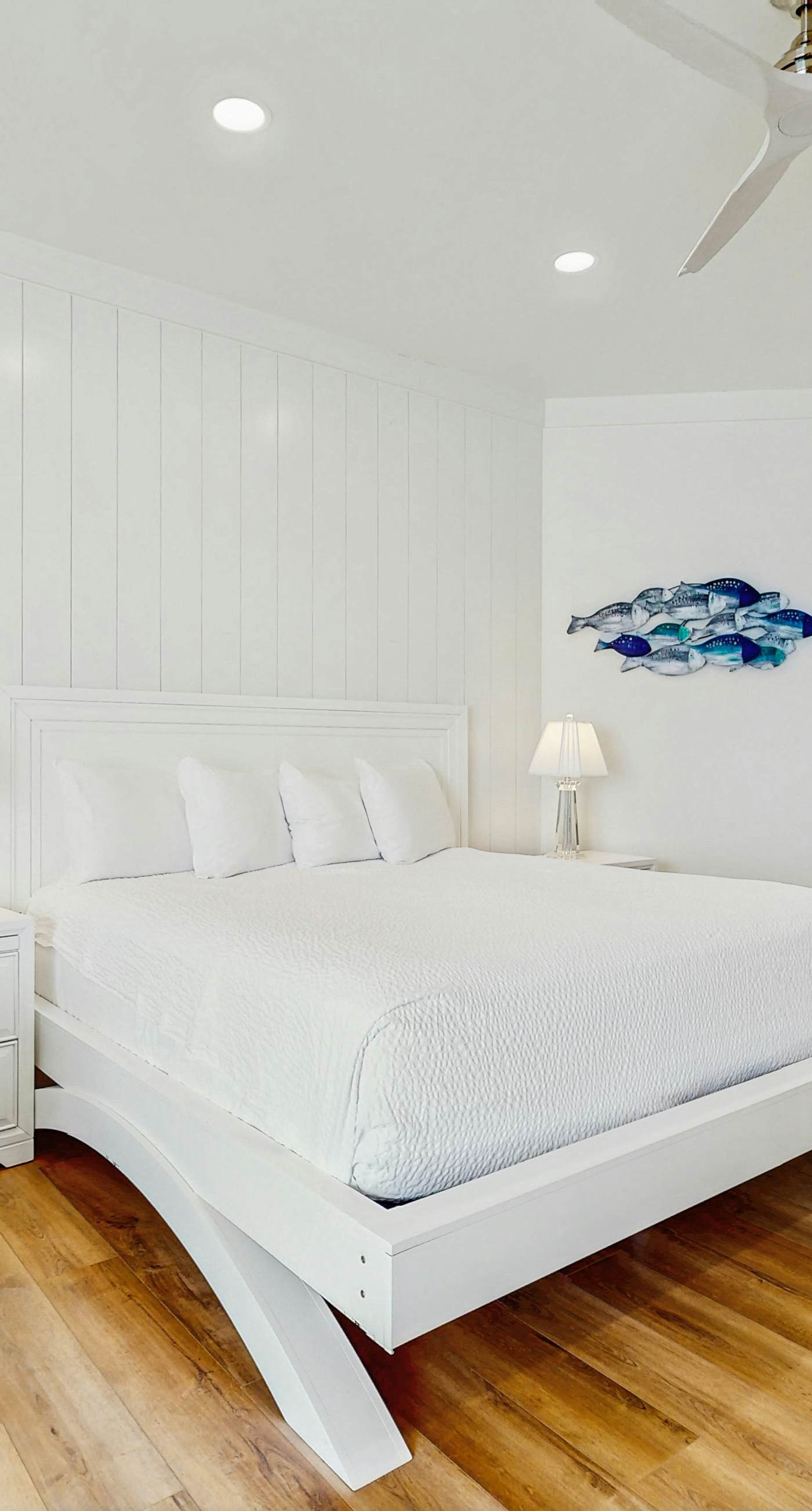 Gulf-front view & spacious condo with wraparound balcony & pickleball