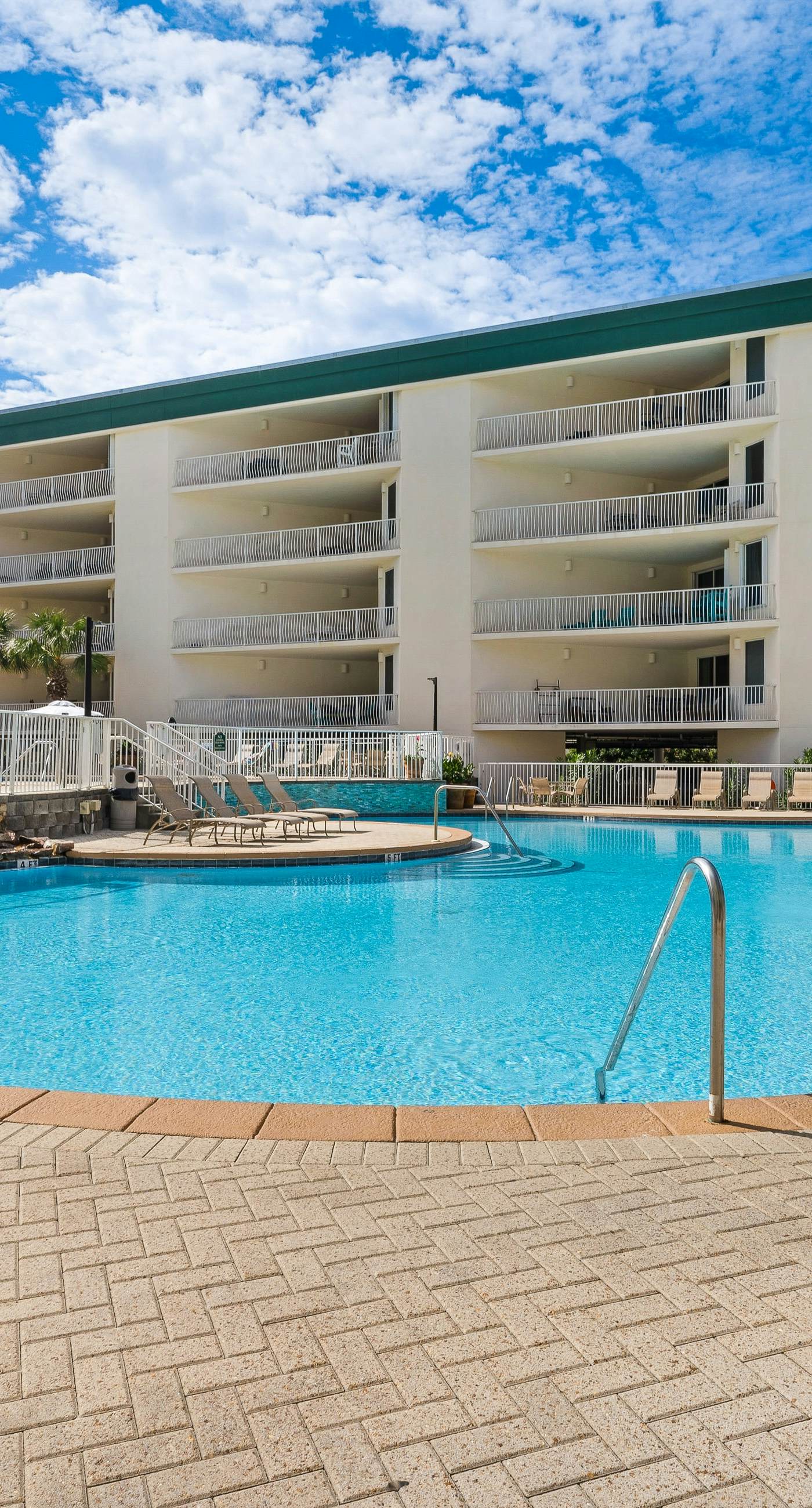 Gulf-front view & spacious condo with wraparound balcony & pickleball