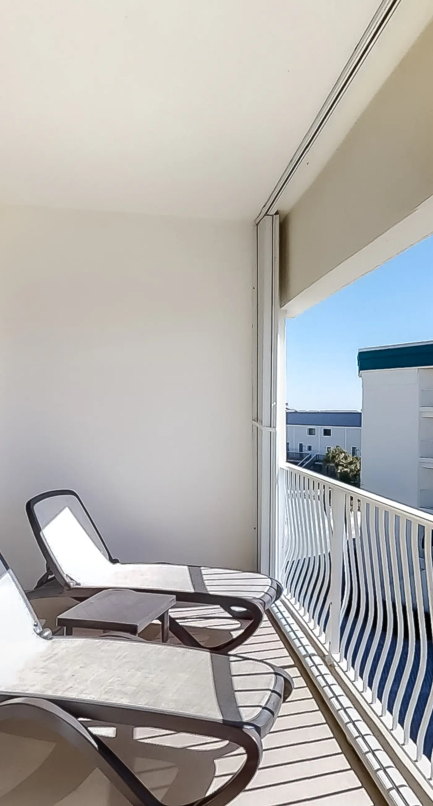 Magical 3rd-floor condo with pools, telescope for stargazing & pickleball